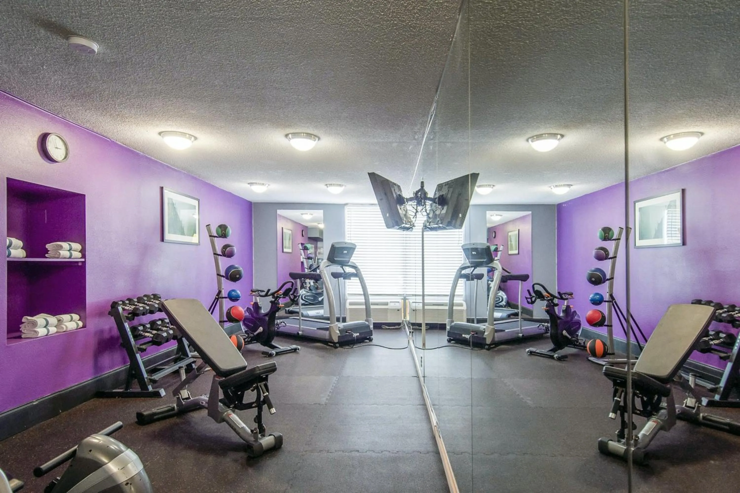 Fitness centre/facilities in Days Inn & Suites by Wyndham Johnson City