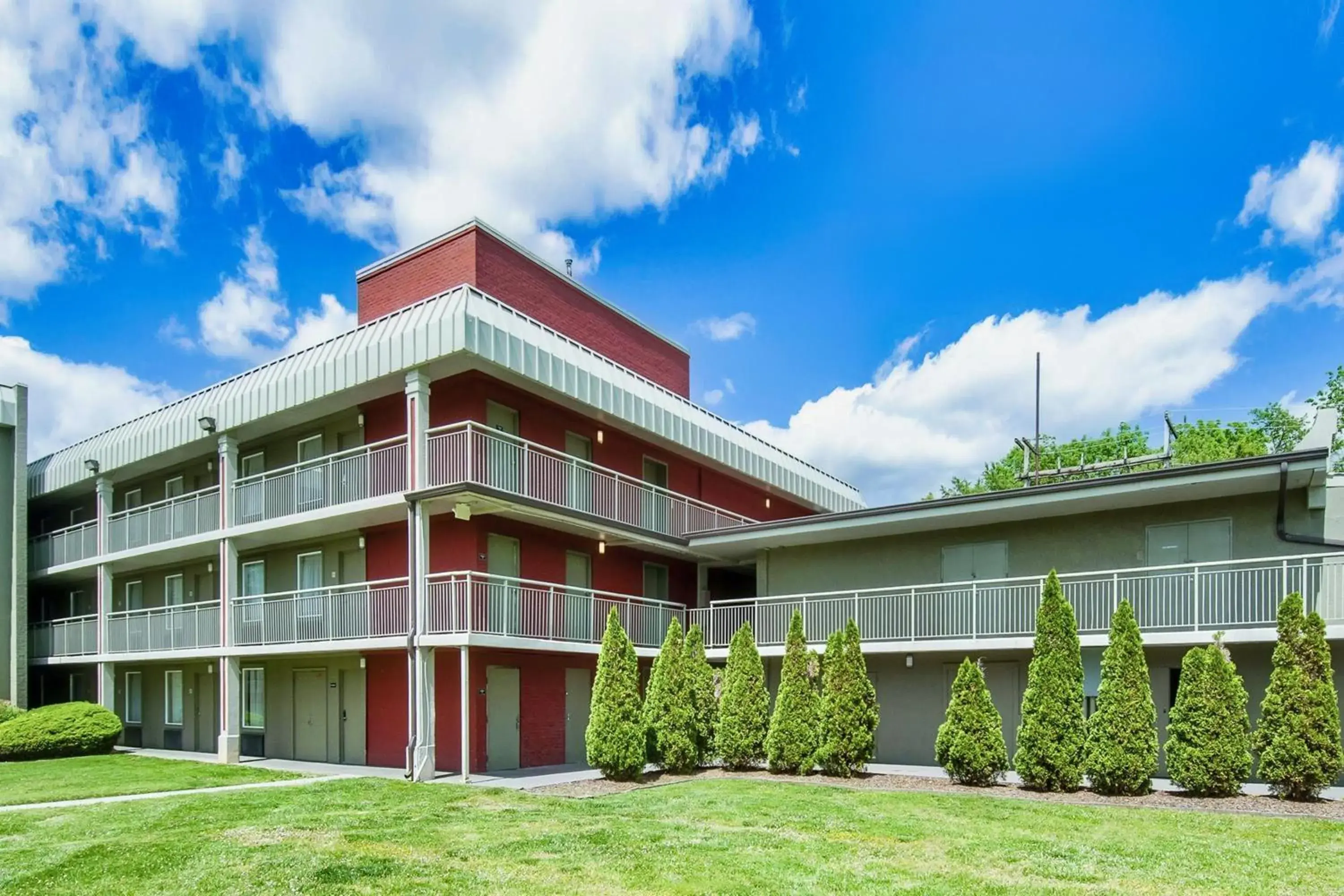 Property building in Days Inn & Suites by Wyndham Johnson City Property building in Days Inn & Suites by Wyndham Johnson City