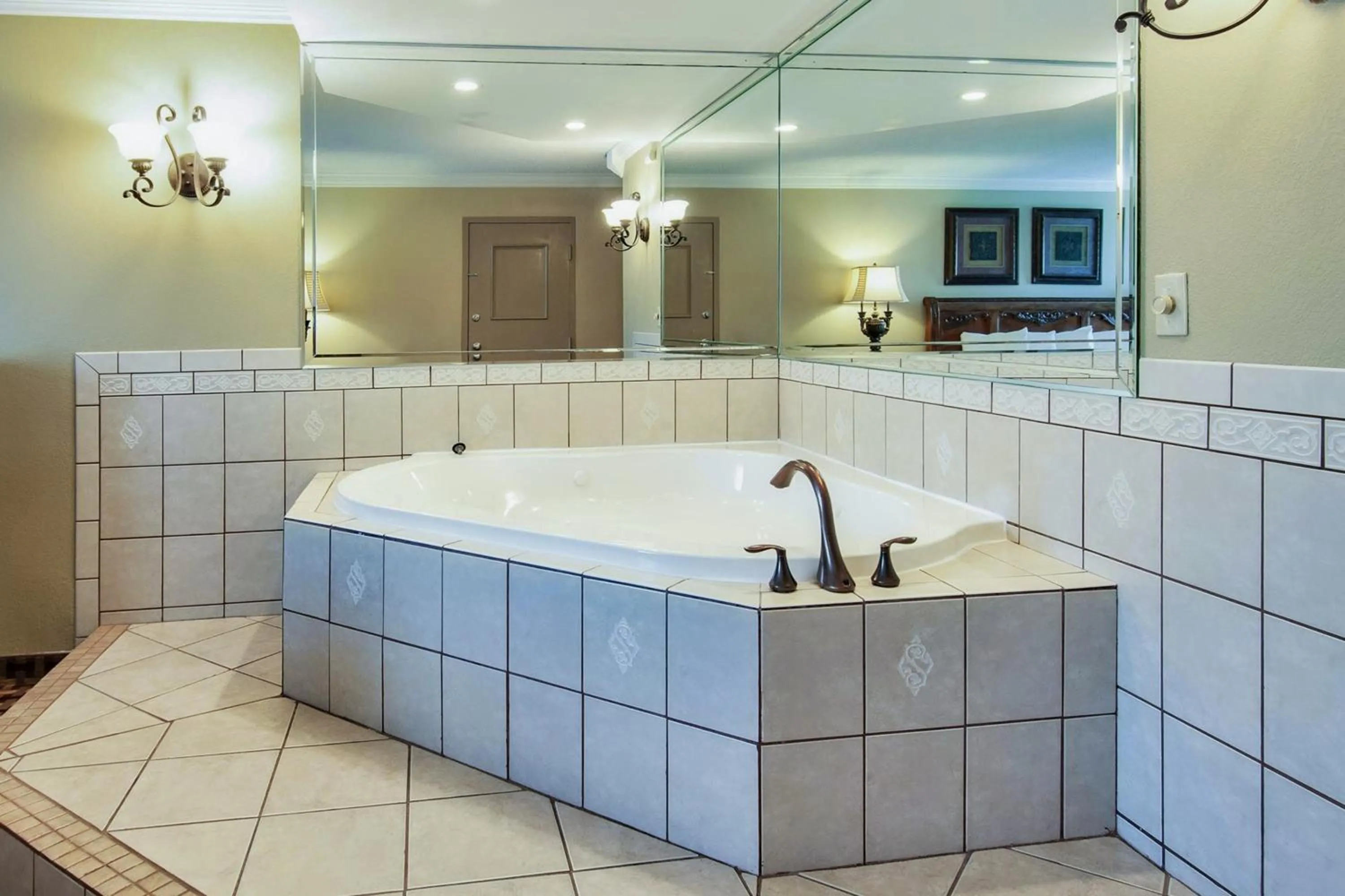 Hot Tub in Days Inn & Suites by Wyndham Johnson City