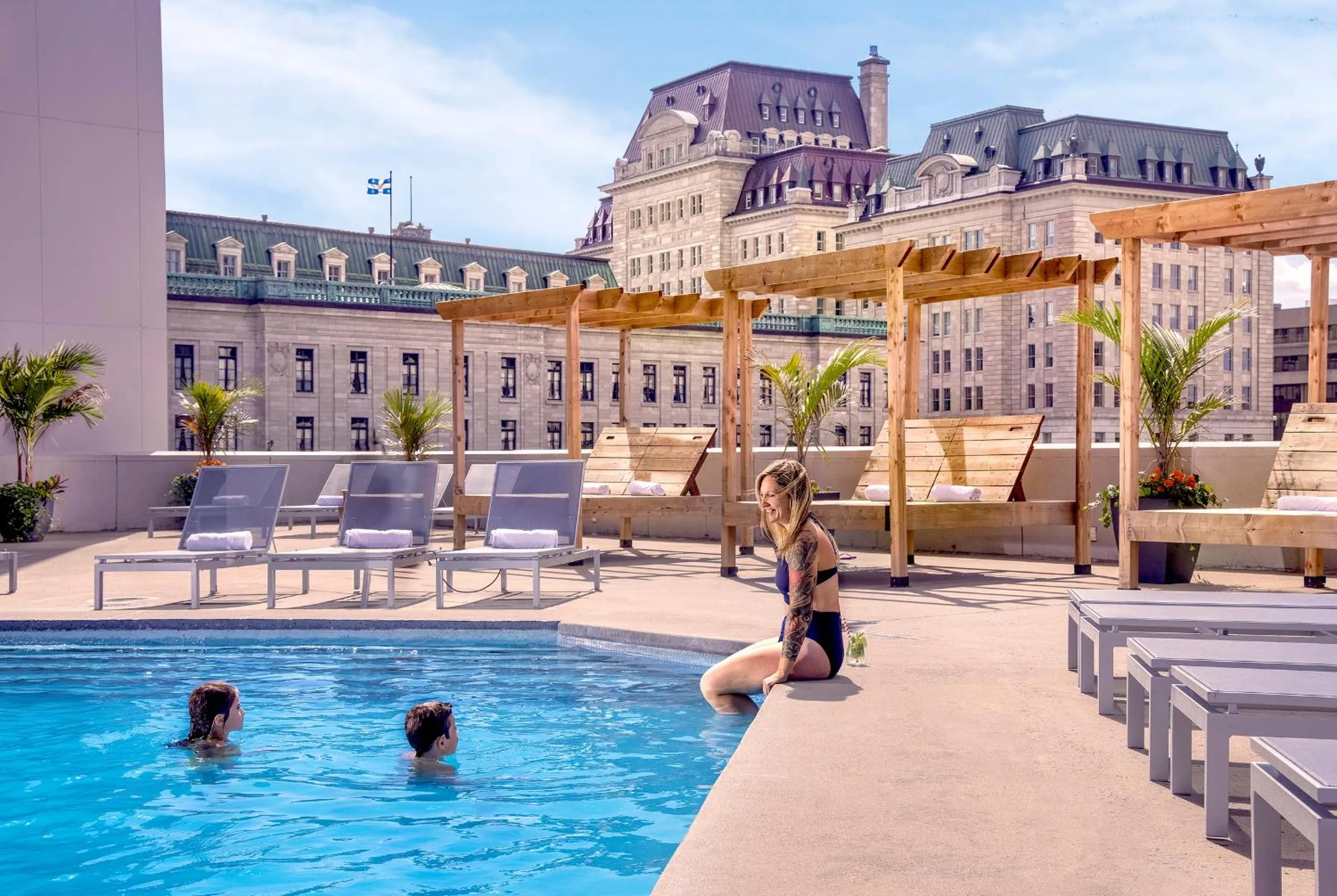 Swimming pool in Hilton Quebec