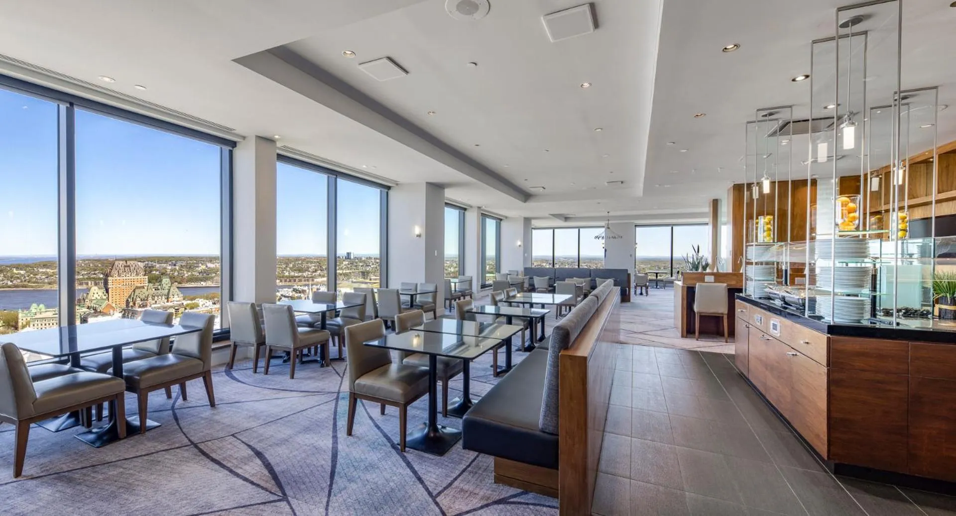 Lounge or bar in Hilton Quebec