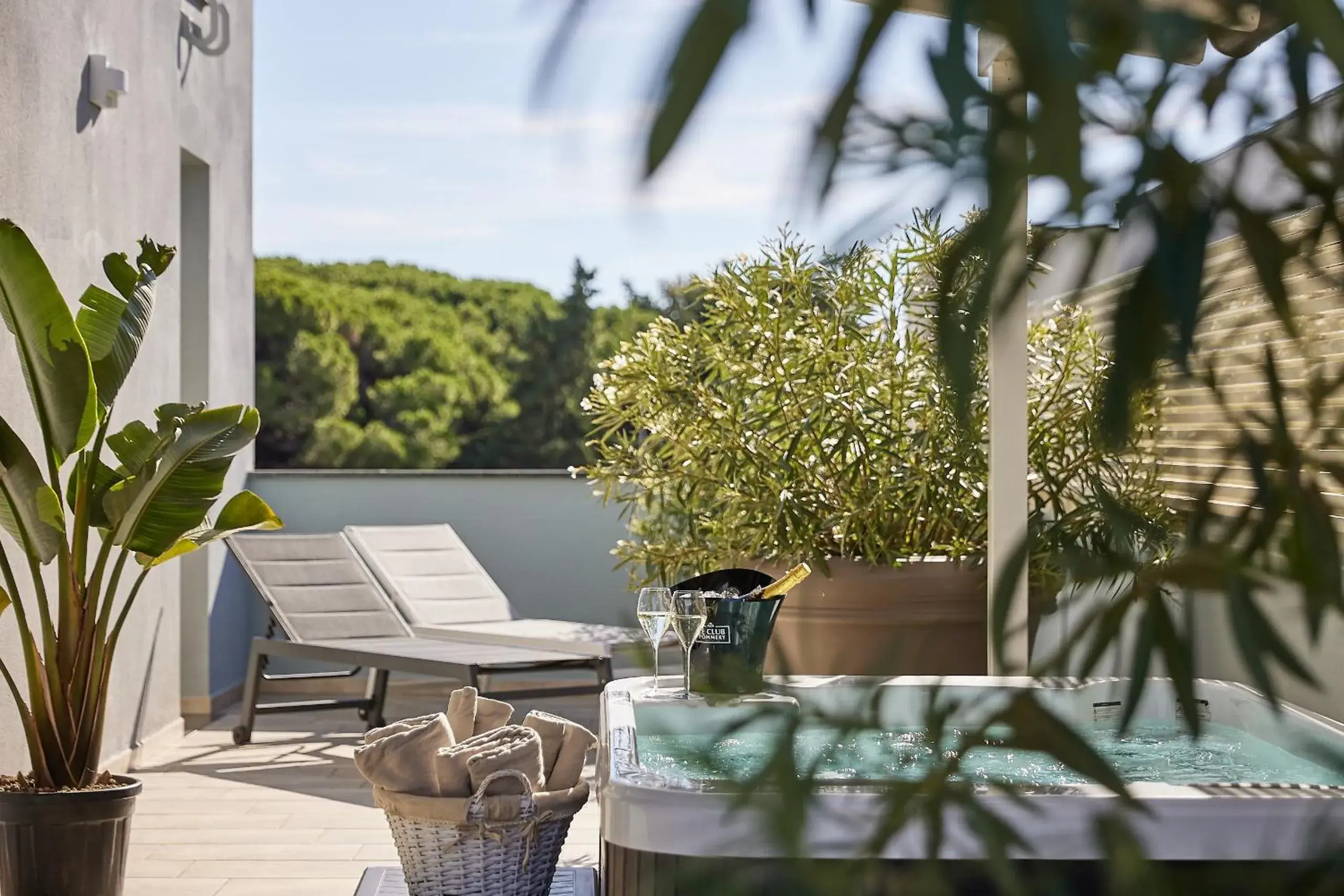 Suite with Hot Tub in Golden Apartments Suite with Hot Tub in Golden Apartments