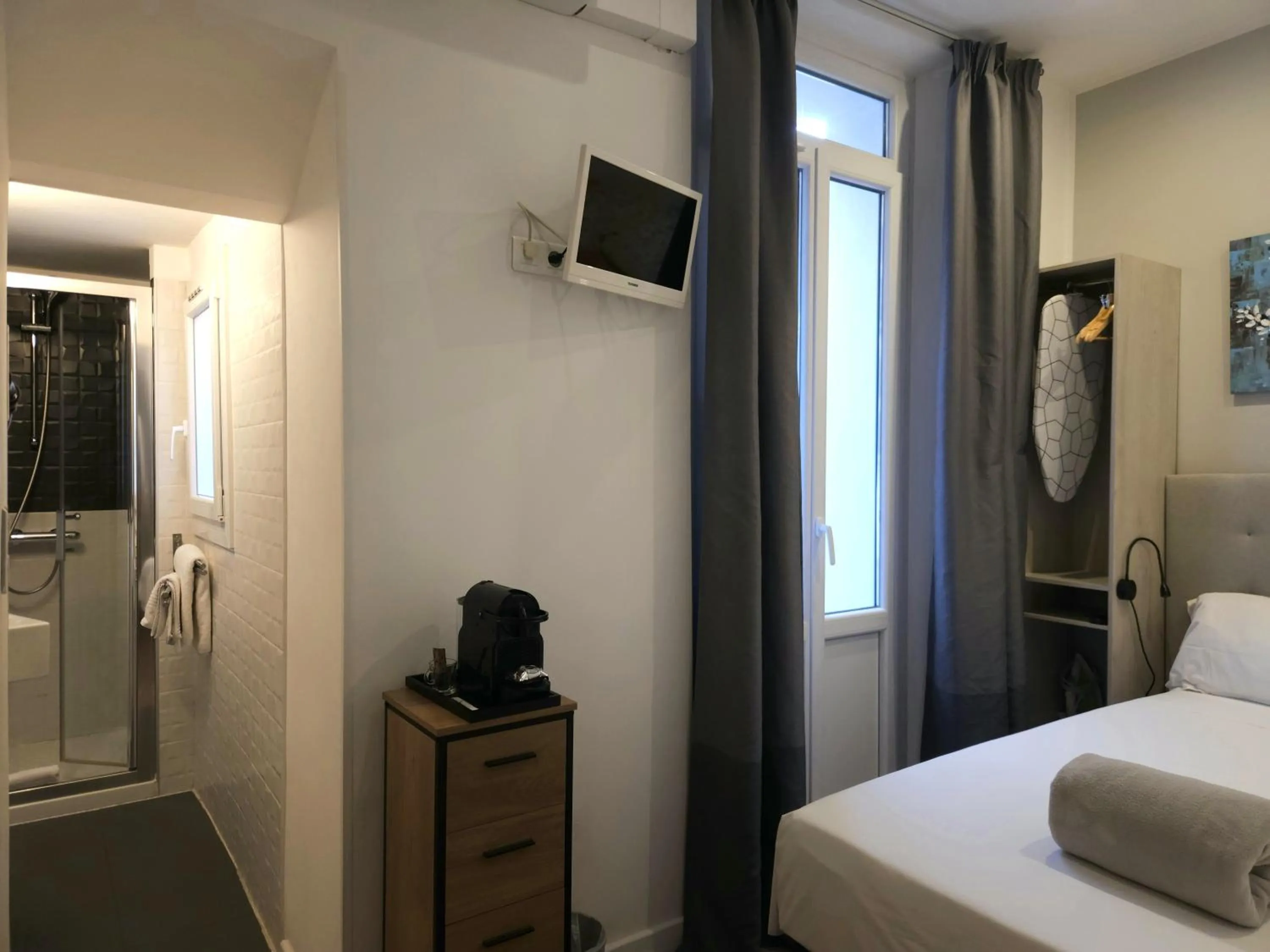 Shower, Bed in Hotel l'Hotera