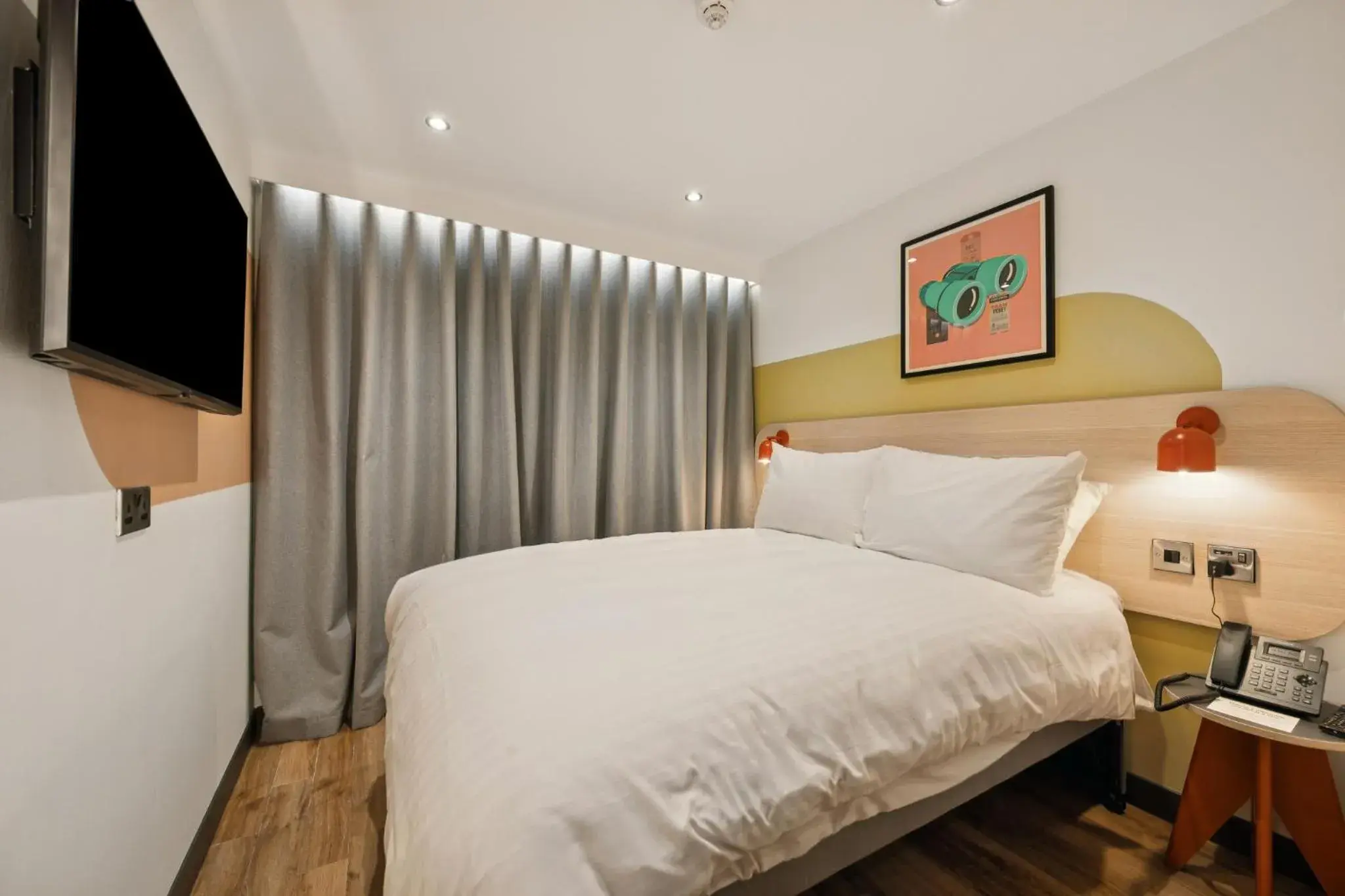 Bedroom, Bed in Garner Hotel Edinburgh - Haymarket by IHG Bedroom, Bed in Garner Hotel Edinburgh - Haymarket by IHG