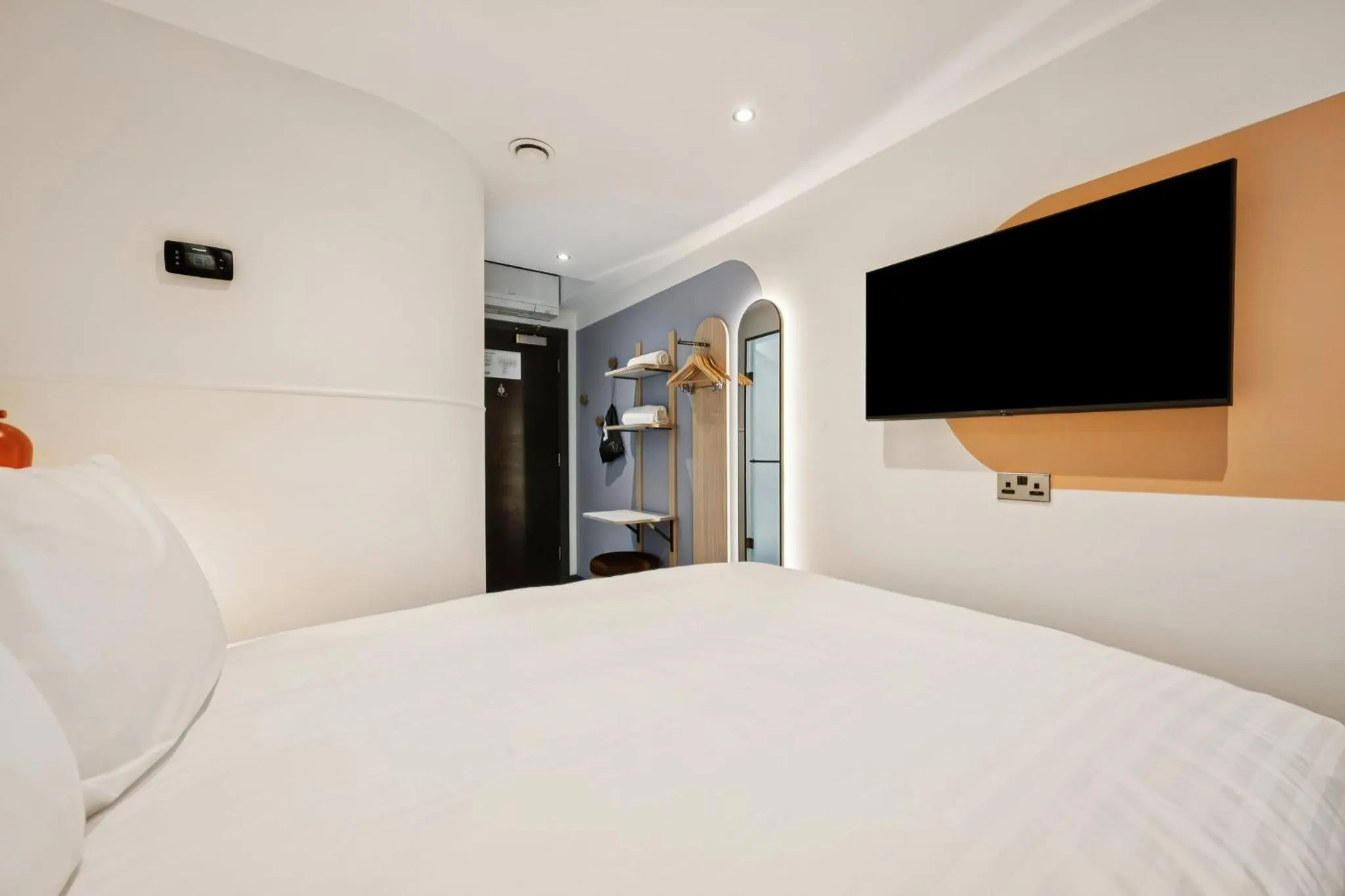 Photo of the whole room, Bed in Garner Hotel Edinburgh - Haymarket by IHG