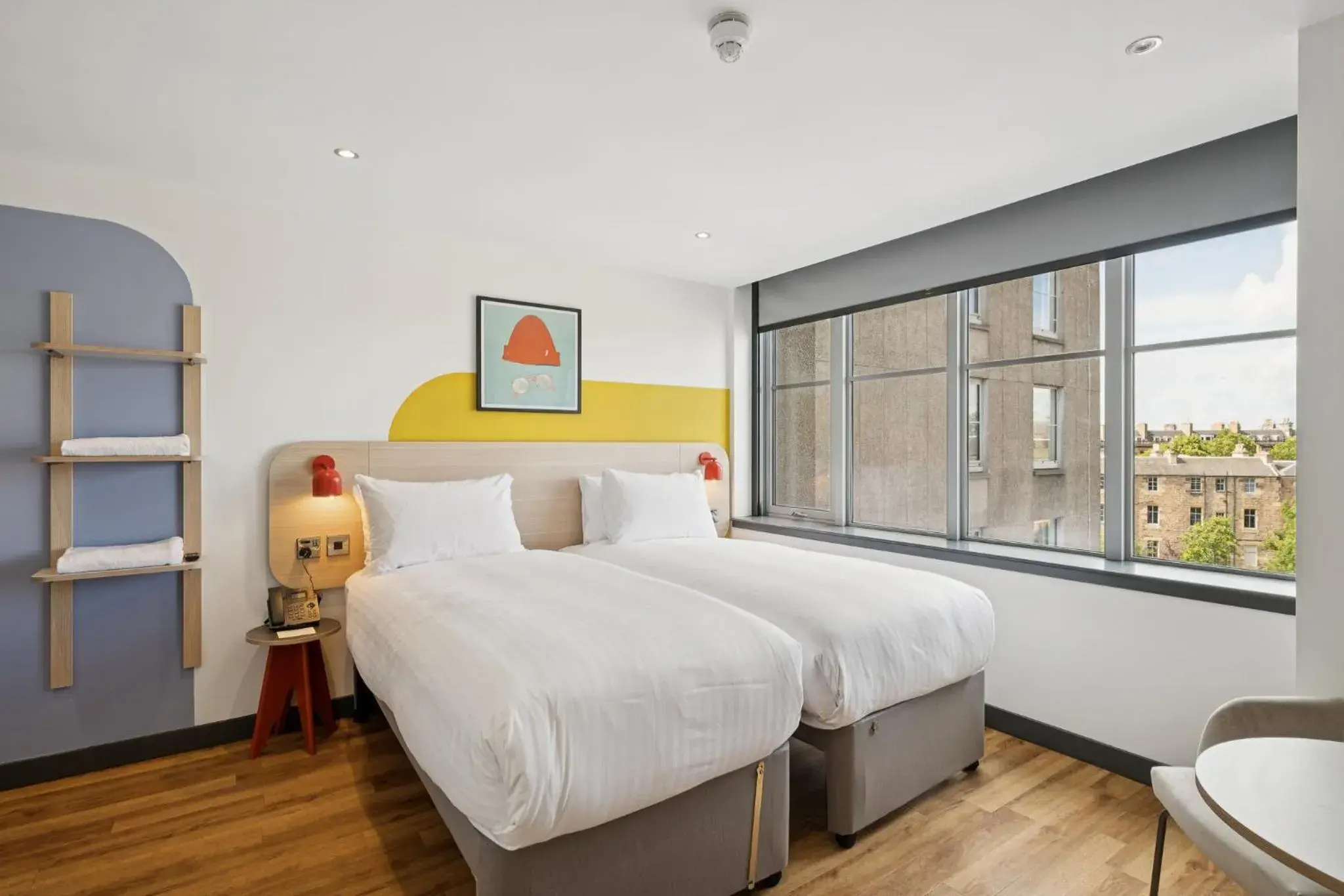 Bedroom, Bed in Garner Hotel Edinburgh - Haymarket by IHG Bedroom, Bed in Garner Hotel Edinburgh - Haymarket by IHG