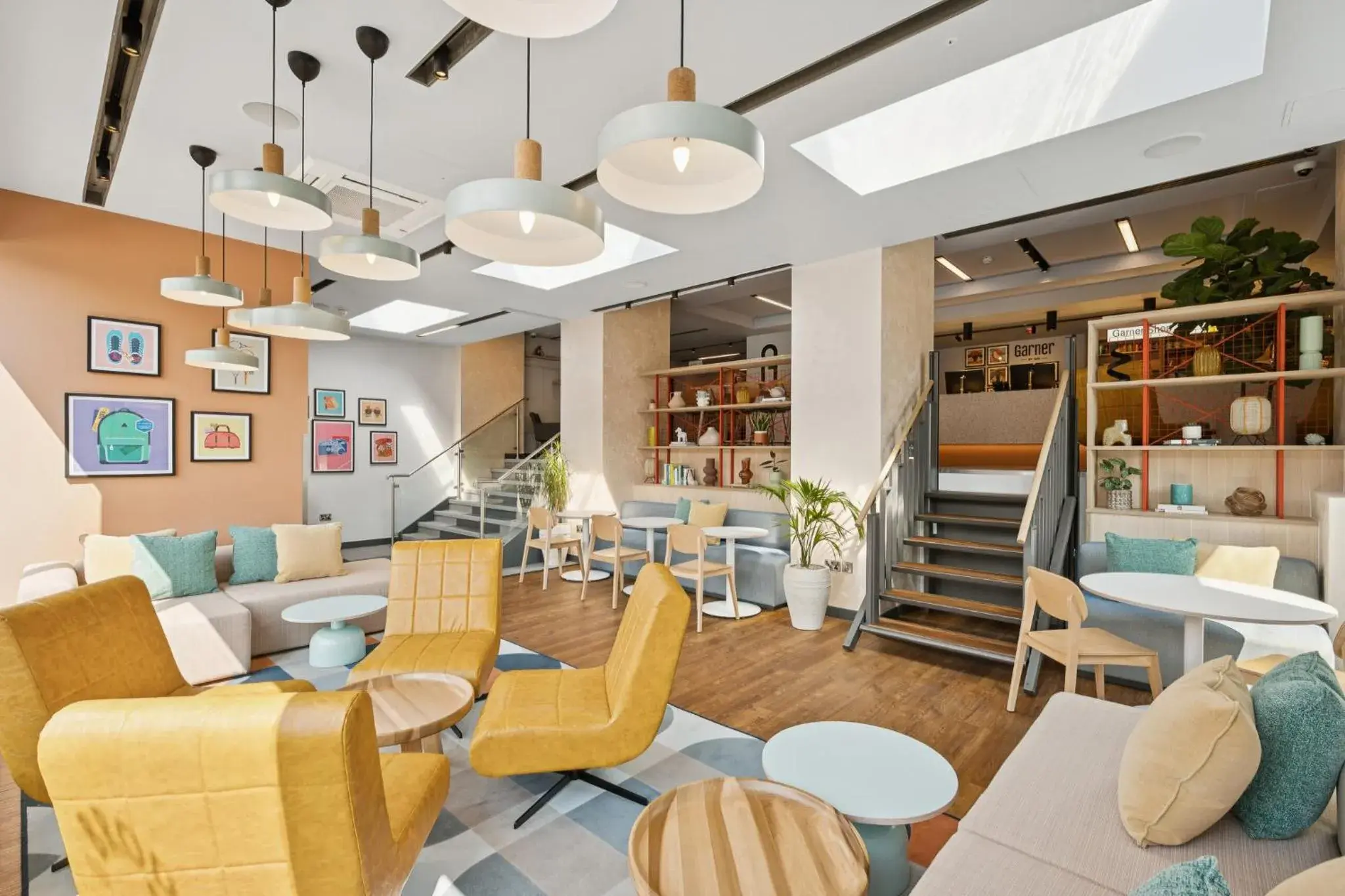 Lounge or bar in Garner Hotel Edinburgh - Haymarket by IHG Lounge or bar in Garner Hotel Edinburgh - Haymarket by IHG