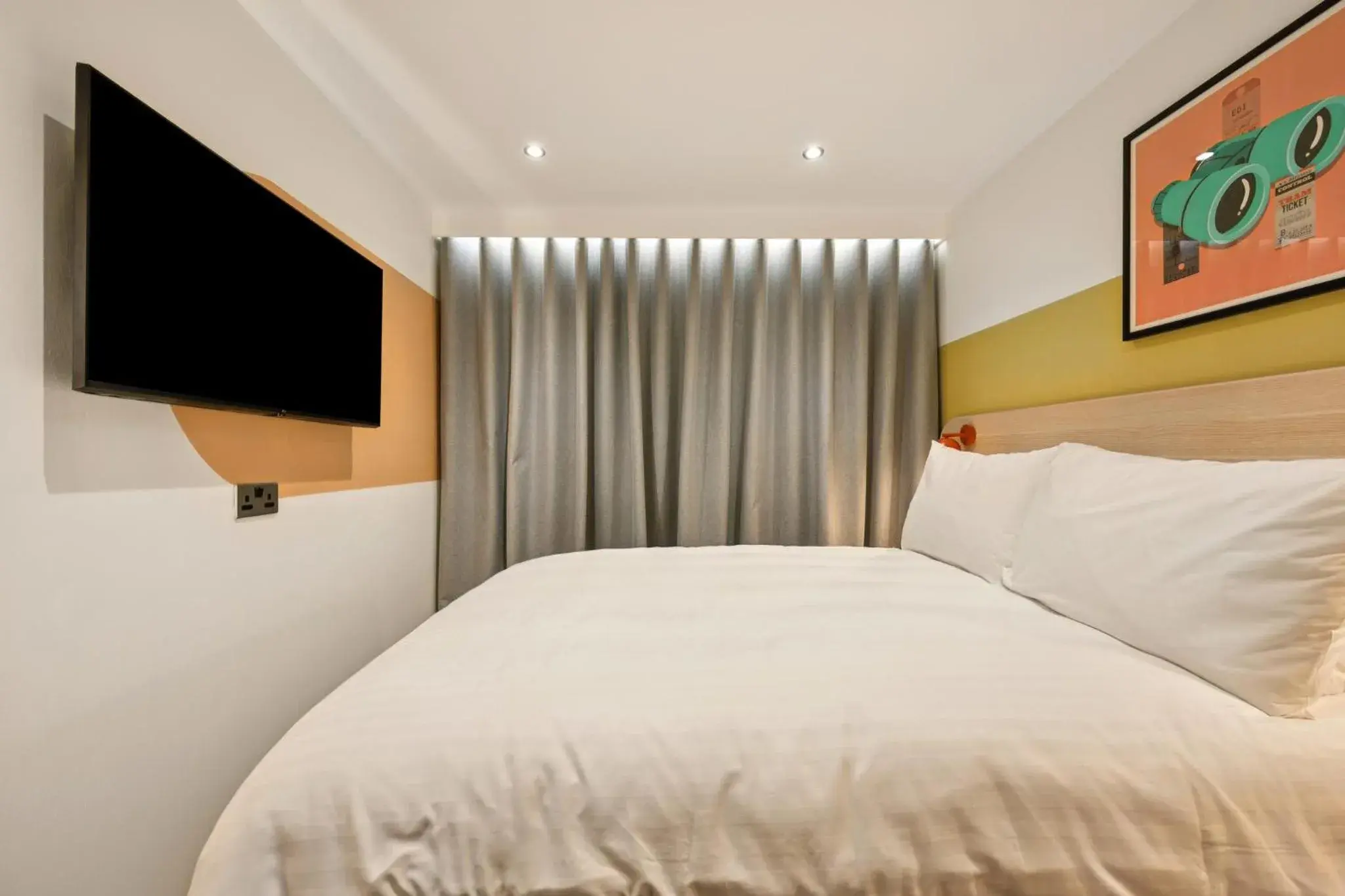 Bedroom, Bed in Garner Hotel Edinburgh - Haymarket by IHG Bedroom, Bed in Garner Hotel Edinburgh - Haymarket by IHG