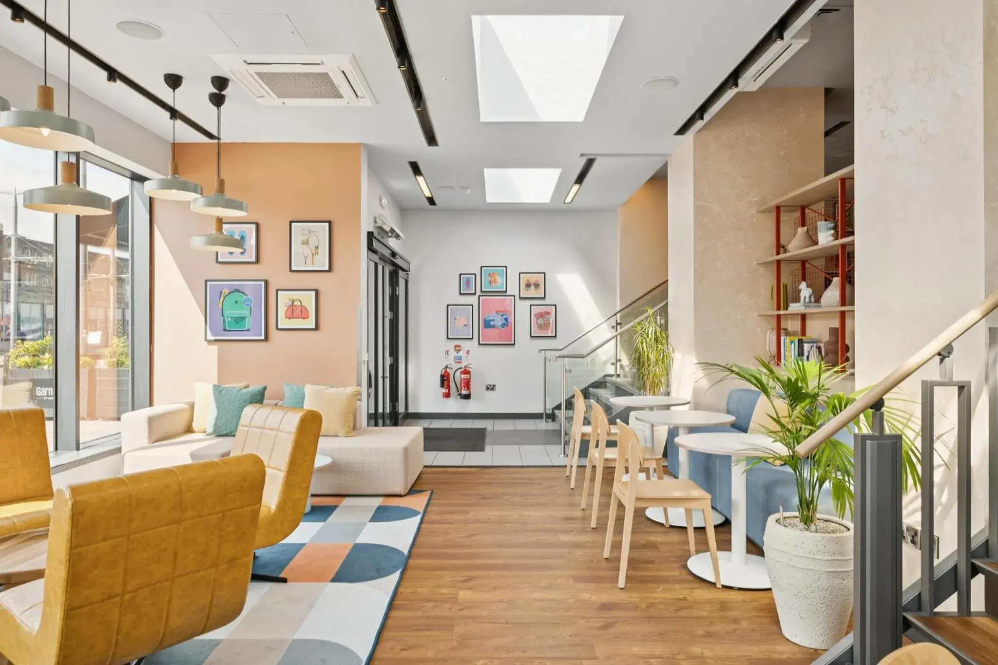 Lounge or bar in Garner Hotel Edinburgh - Haymarket by IHG Lounge or bar in Garner Hotel Edinburgh - Haymarket by IHG