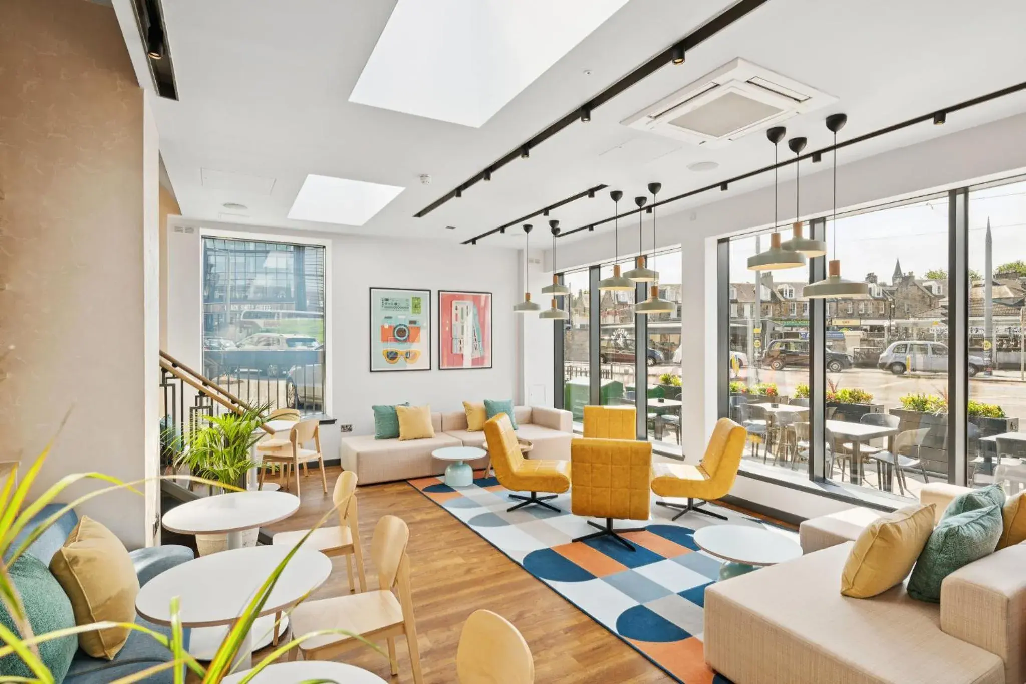 Lounge or bar in Garner Hotel Edinburgh - Haymarket by IHG Lounge or bar in Garner Hotel Edinburgh - Haymarket by IHG