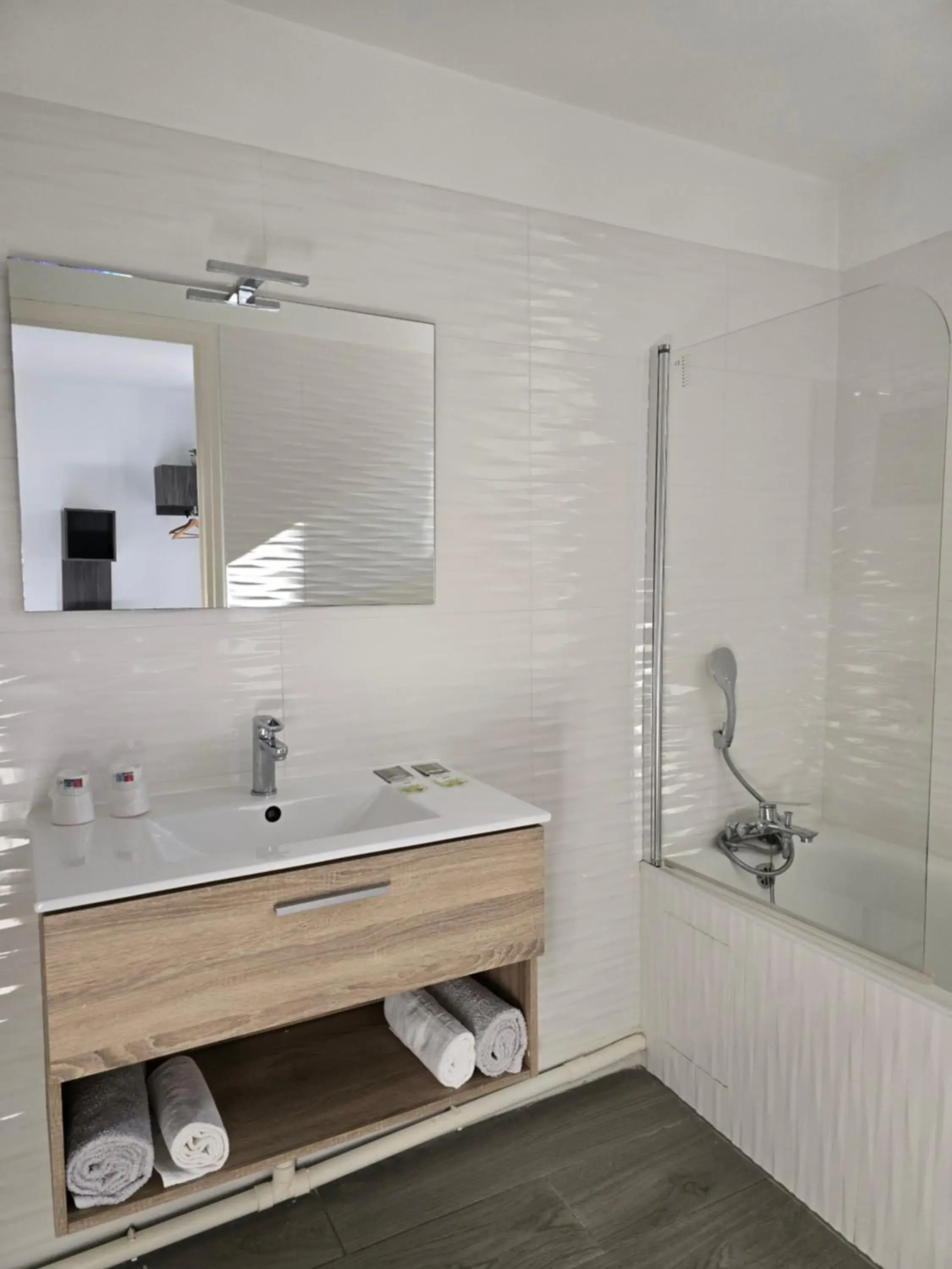 Deluxe Double Room with Bath in Hôtel L'Alsace Deluxe Double Room with Bath in Hôtel L'Alsace