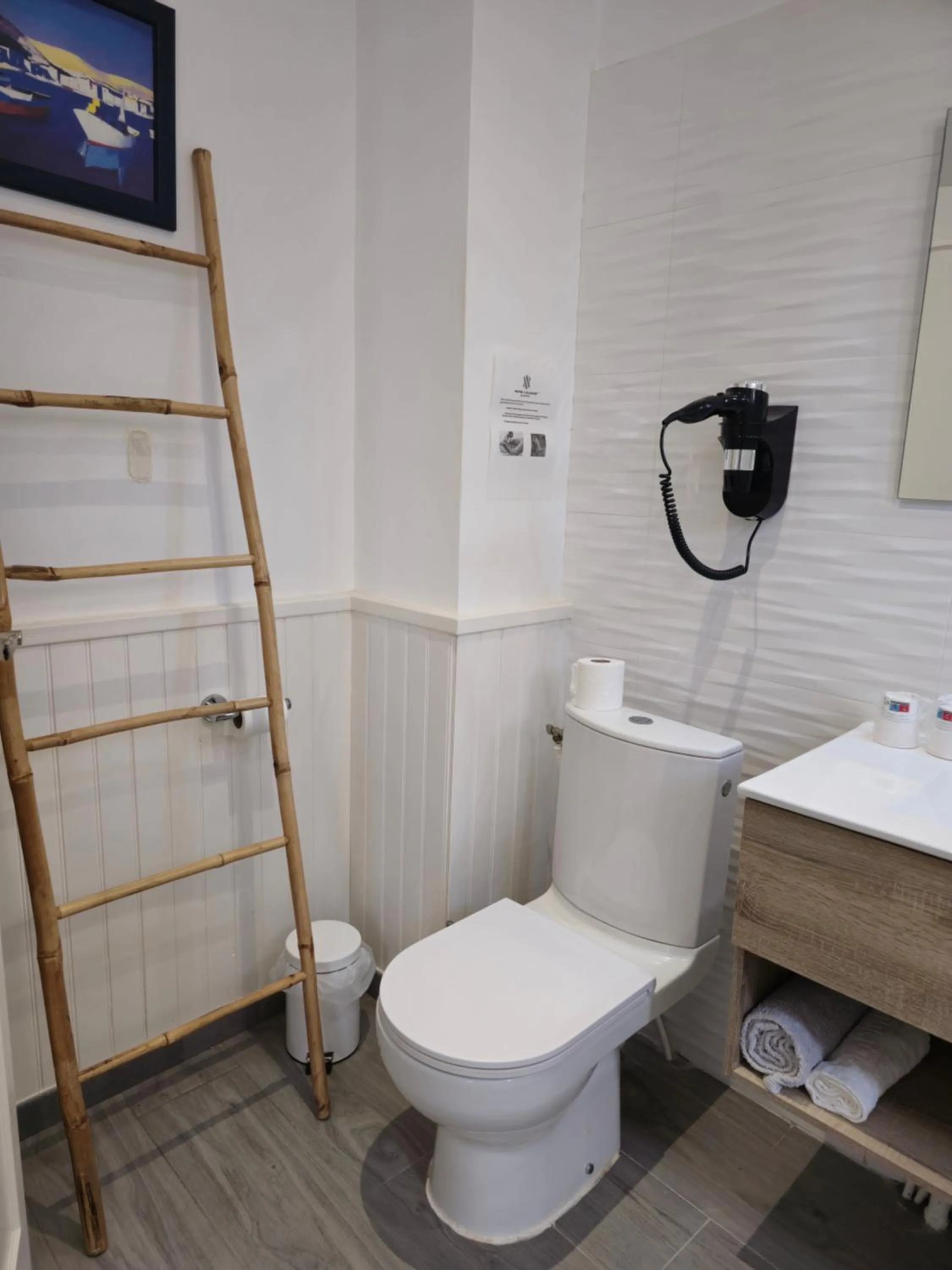 Toilet in Hôtel L'Alsace