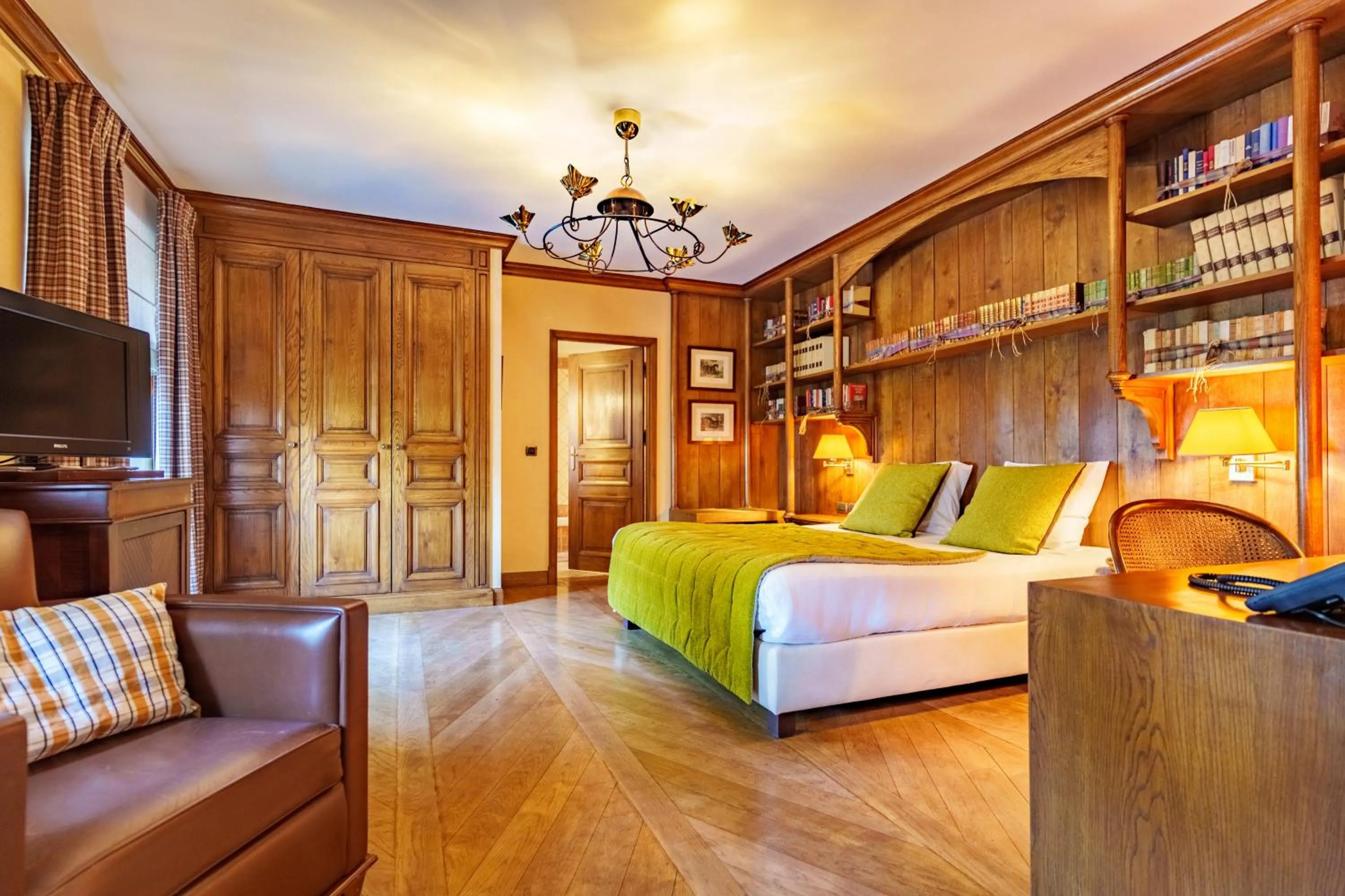 Library, Bed in Les Jardins d'Anaïs