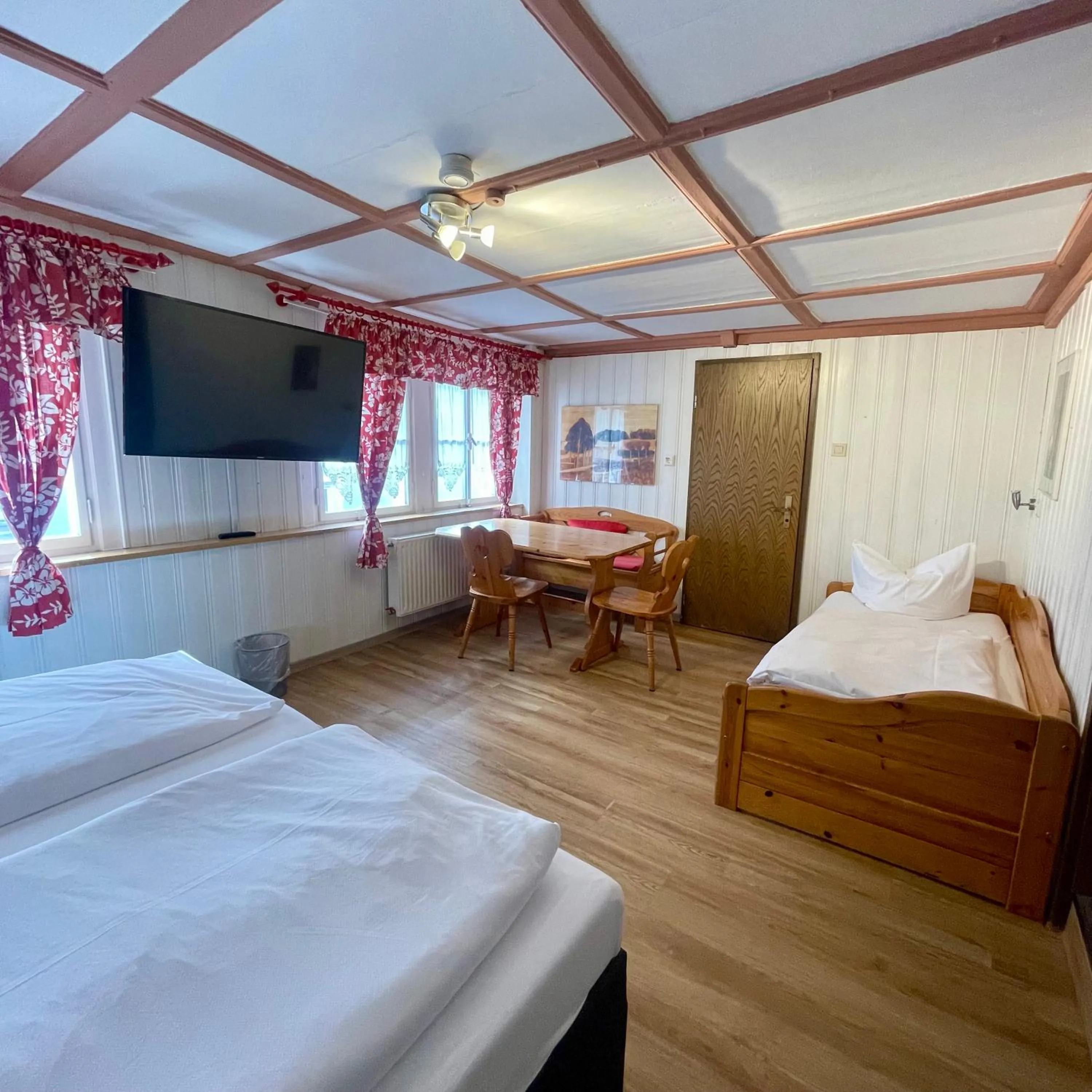 Photo of the whole room, Bed in Hotel Gasthof Inselgraben garni