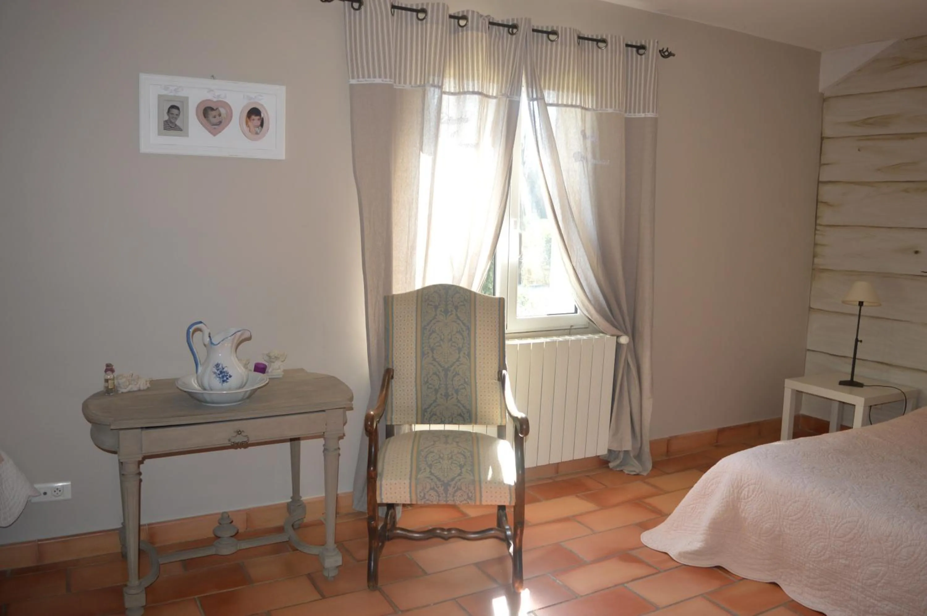 Day, Bed in La Bastide Des Oliviers