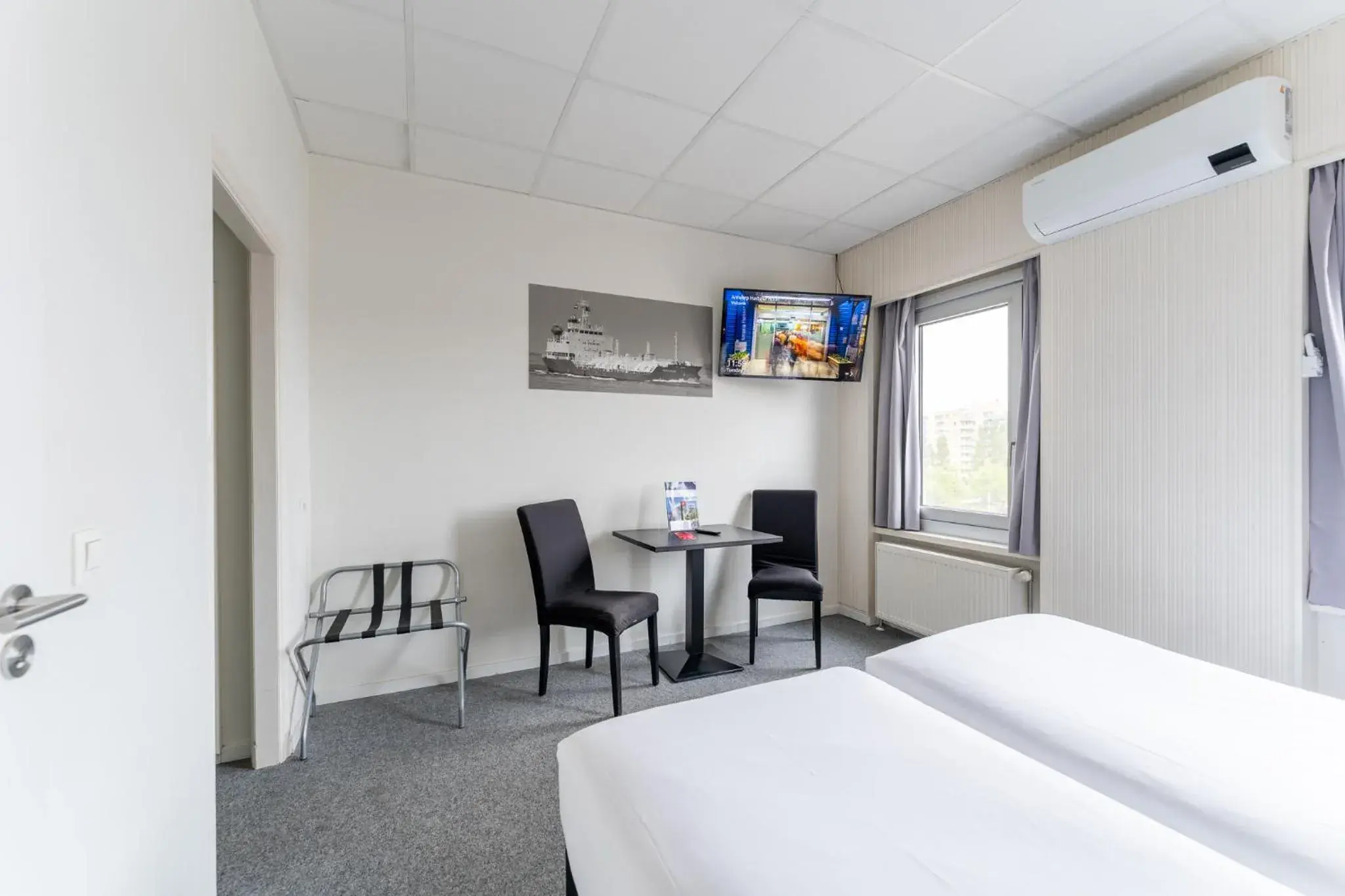 TV and multimedia, Bed in Antwerp Harbour Hotel TV and multimedia, Bed in Antwerp Harbour Hotel
