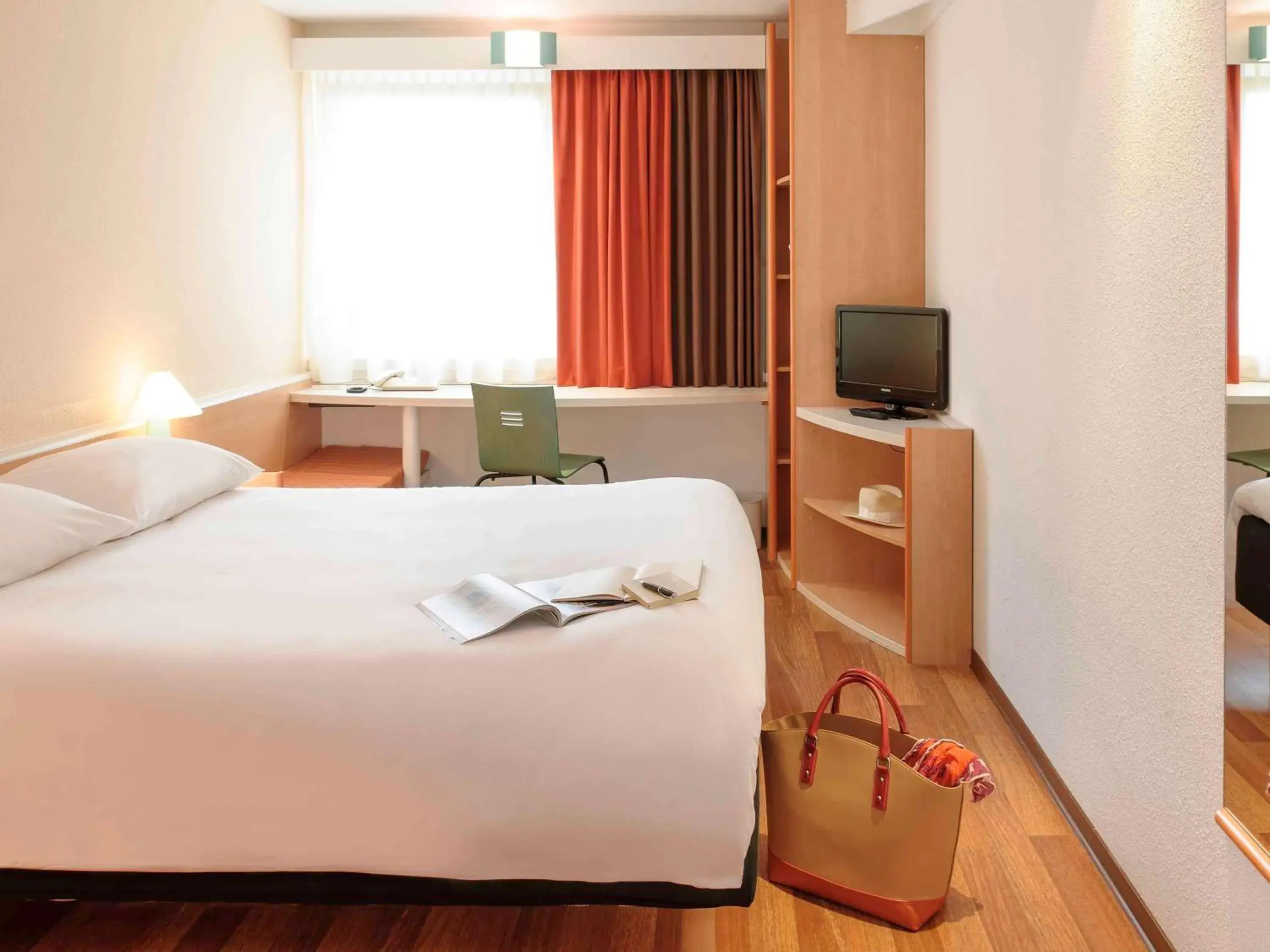 Photo of the whole room, Bed in ibis Stuttgart Centrum Photo of the whole room, Bed in ibis Stuttgart Centrum