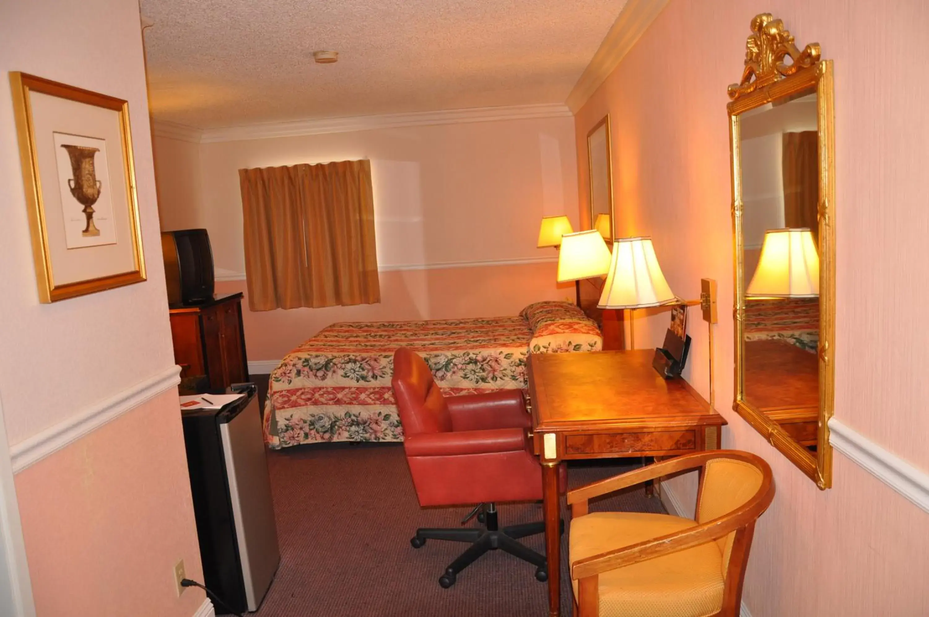 Photo of the whole room in Super 8 by Wyndham Hayward Downtown Photo of the whole room in Super 8 by Wyndham Hayward Downtown