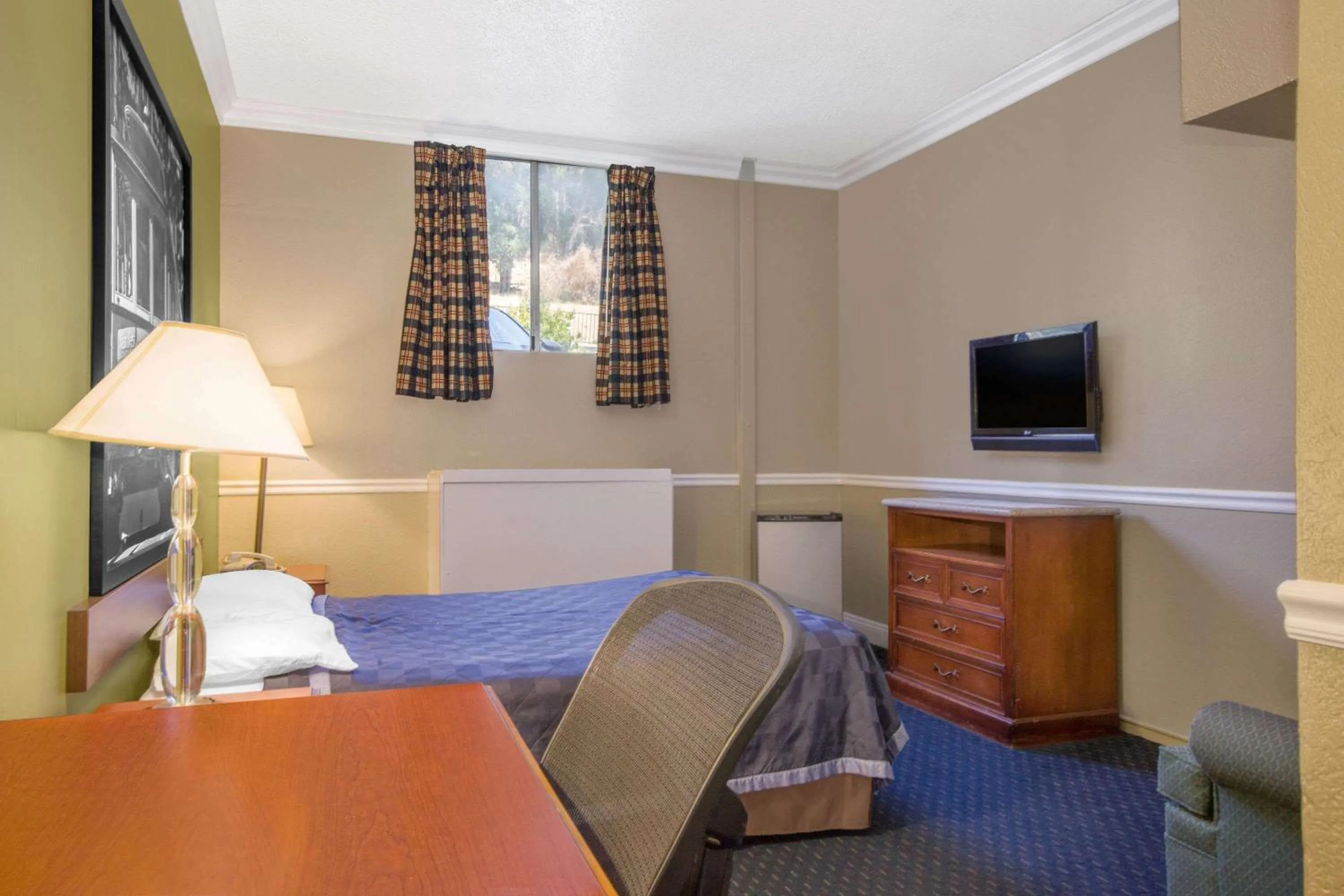 Photo of the whole room, Bed in Super 8 by Wyndham Hayward Downtown