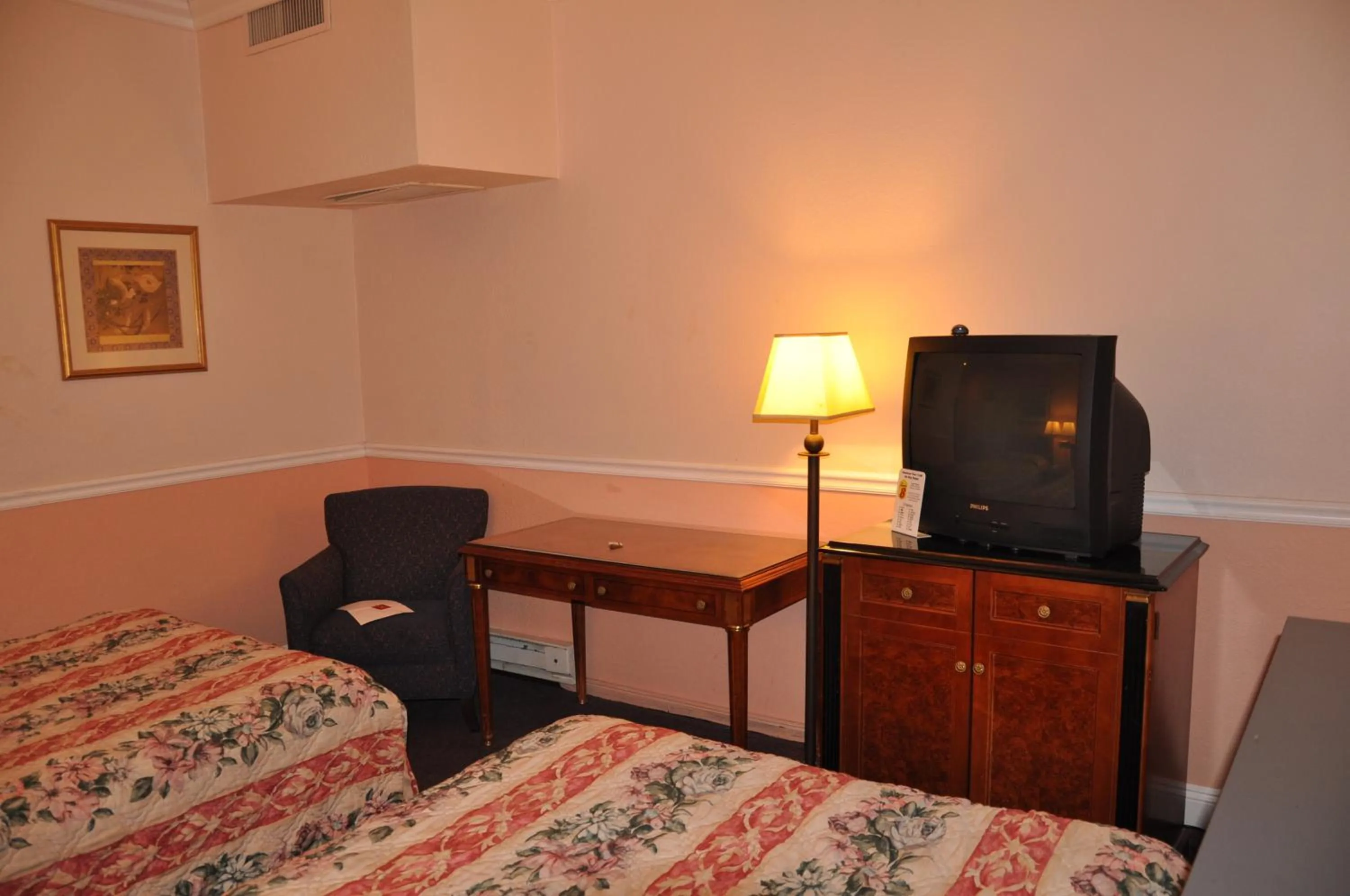 TV and multimedia, Bed in Super 8 by Wyndham Hayward Downtown