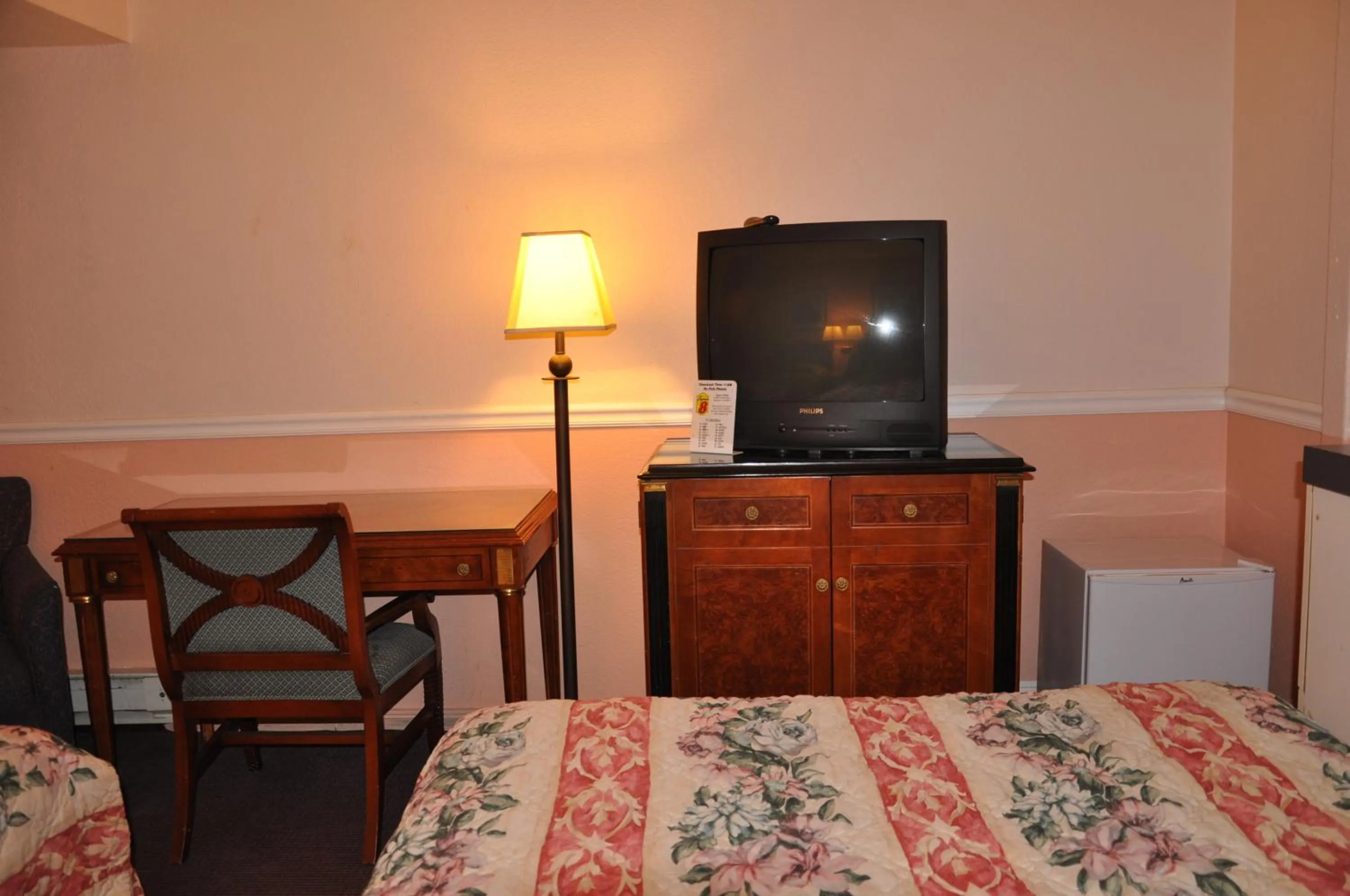 TV and multimedia, Bed in Super 8 by Wyndham Hayward Downtown
