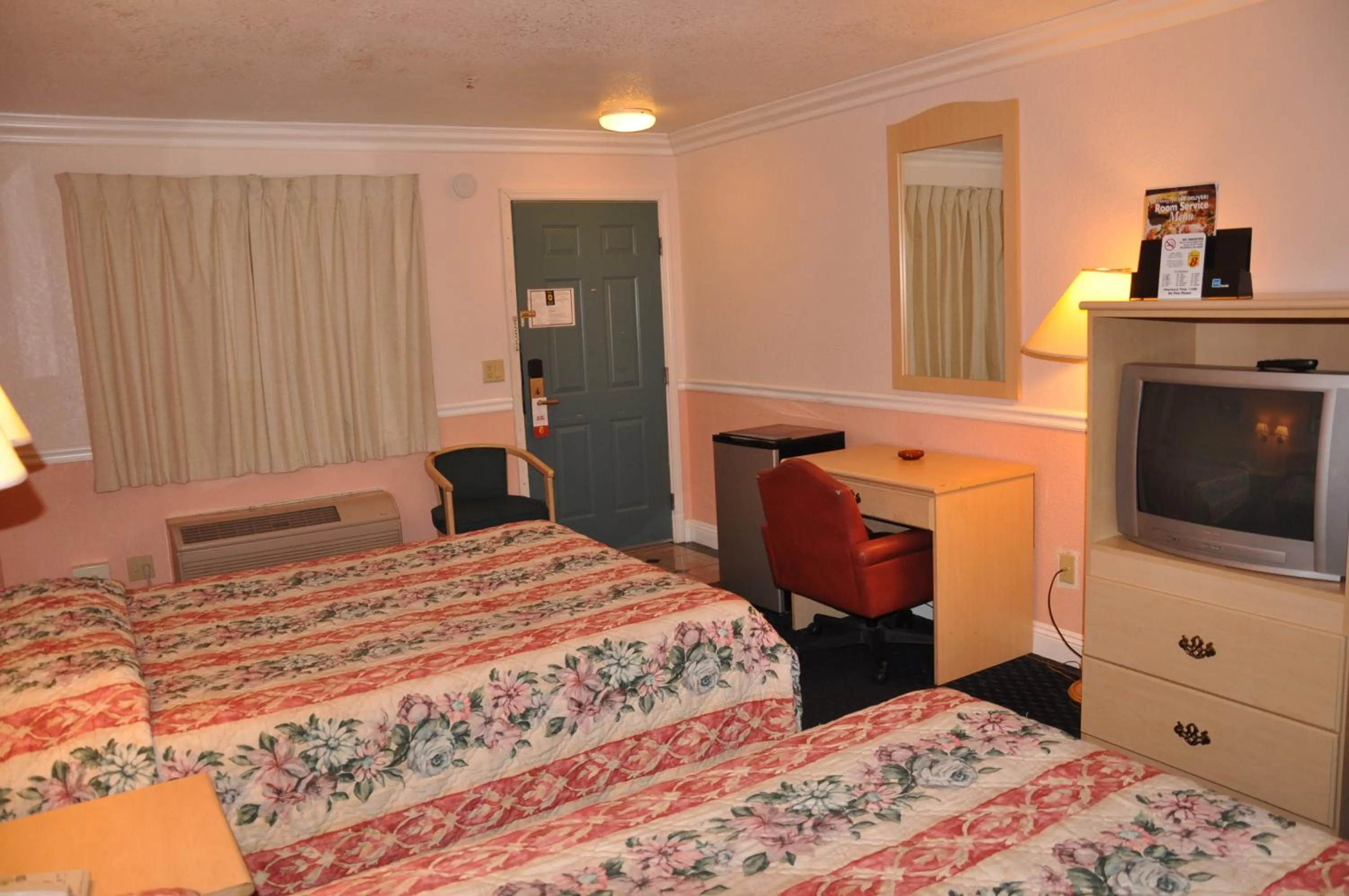 Photo of the whole room, Bed in Super 8 by Wyndham Hayward Downtown