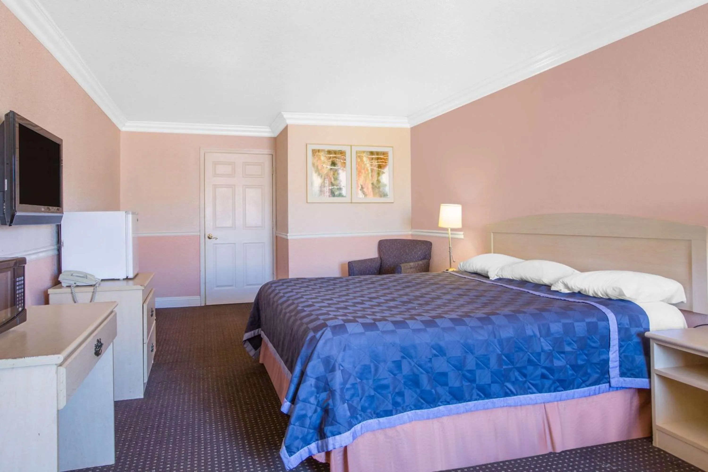 Photo of the whole room, Bed in Super 8 by Wyndham Hayward Downtown