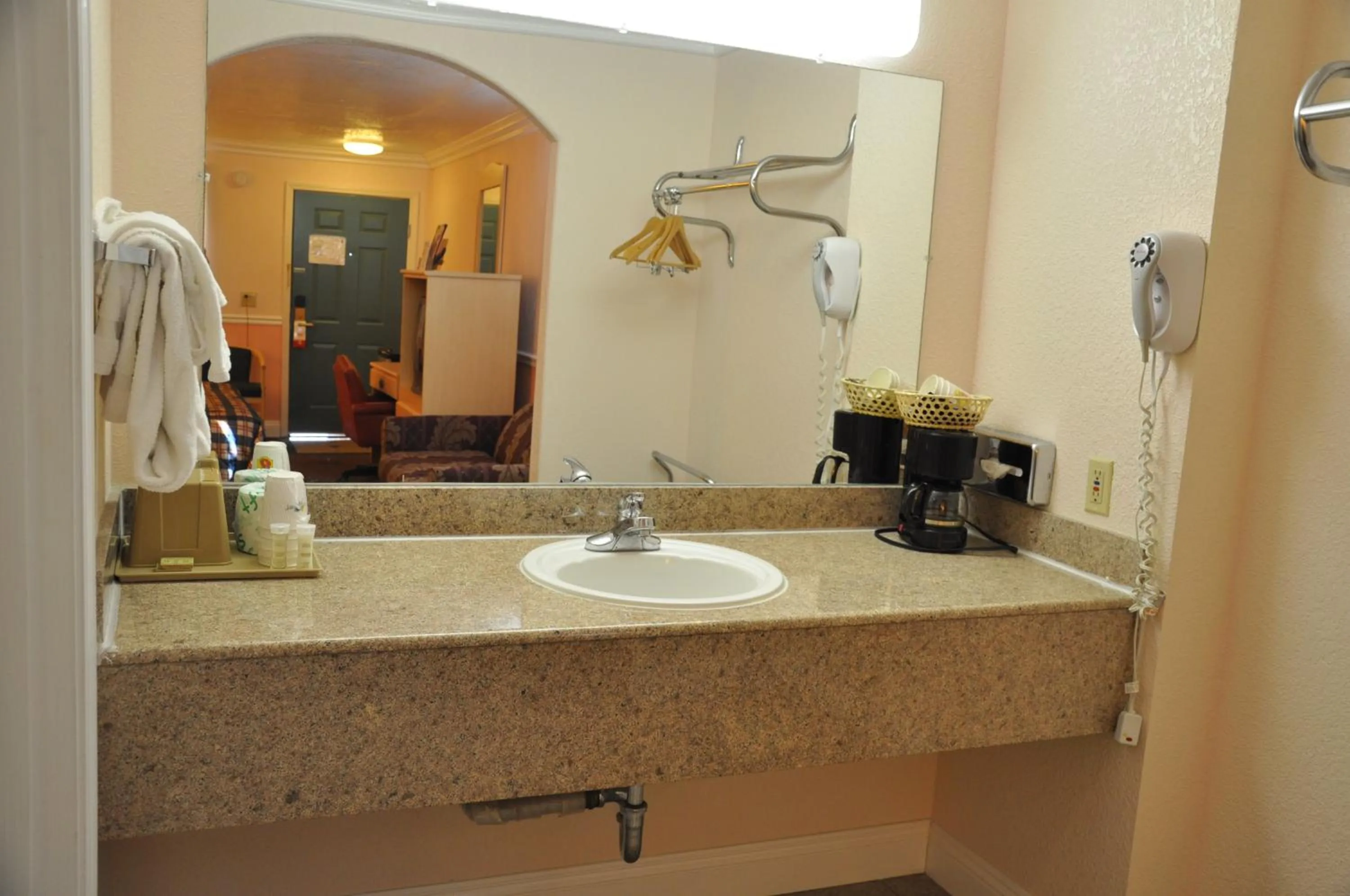 Coffee/tea facilities in Super 8 by Wyndham Hayward Downtown