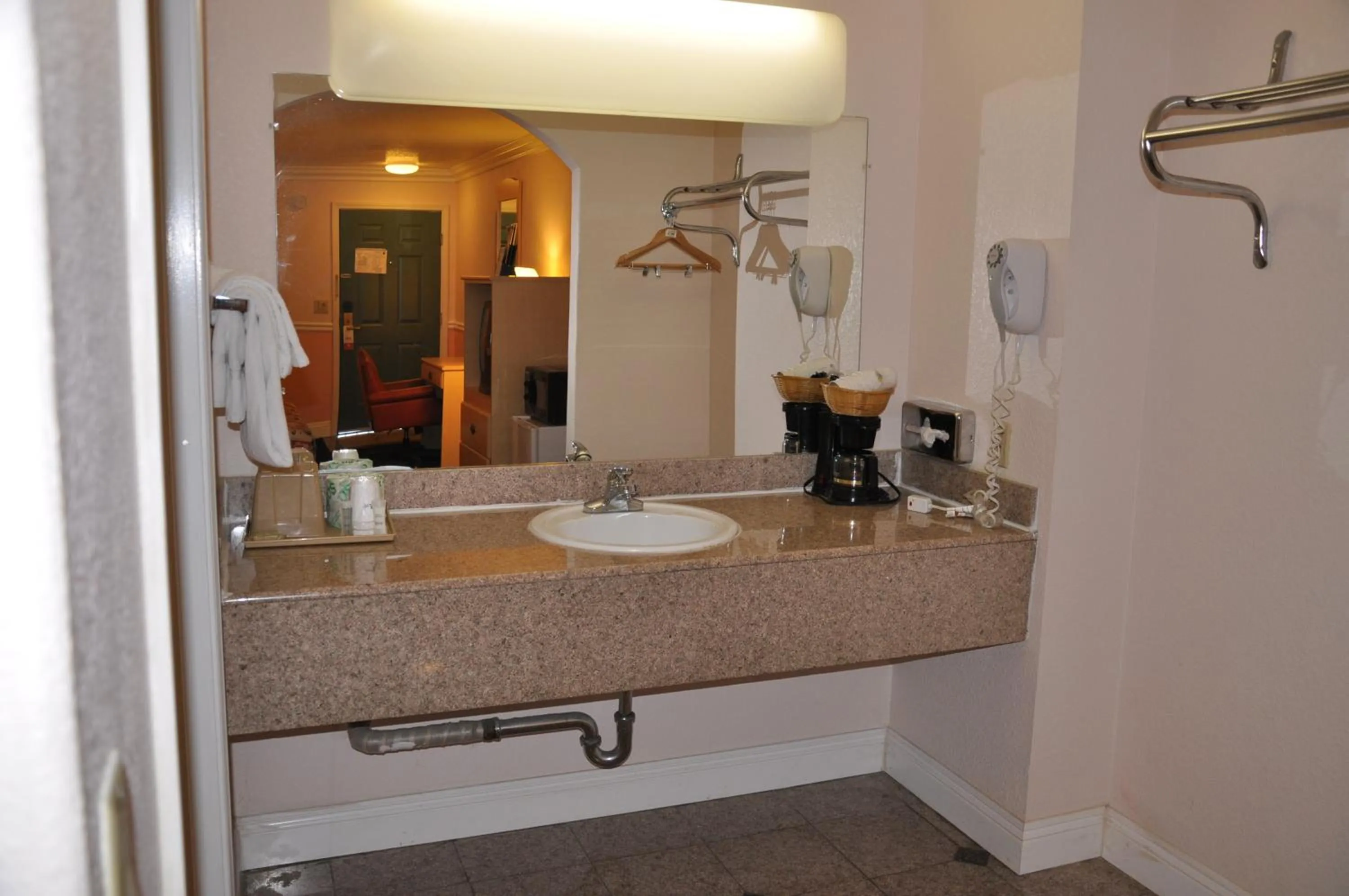 Coffee/tea facilities in Super 8 by Wyndham Hayward Downtown