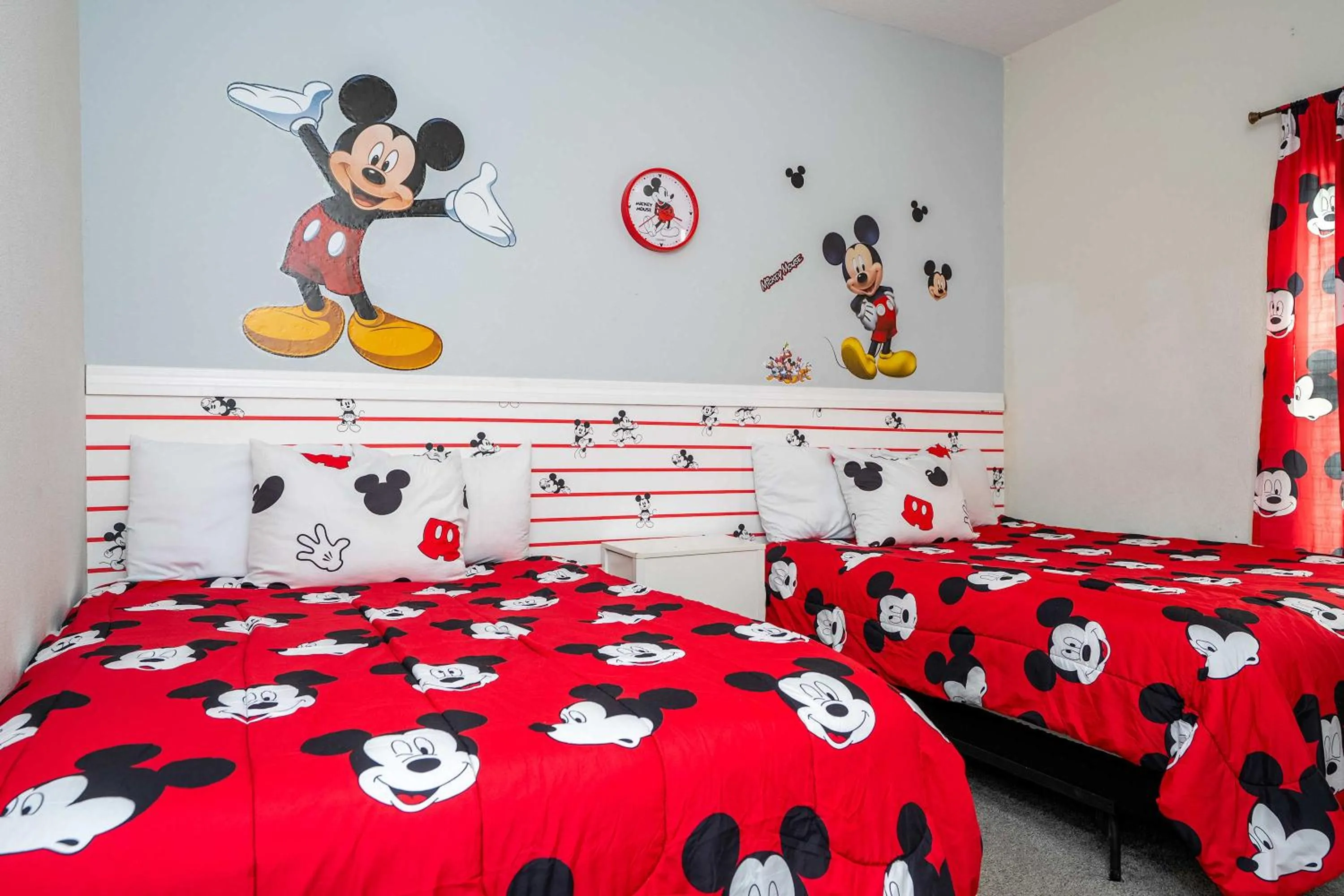 Bed in Stunning 5 Bd Home w/ Pool Close to Disney 4822