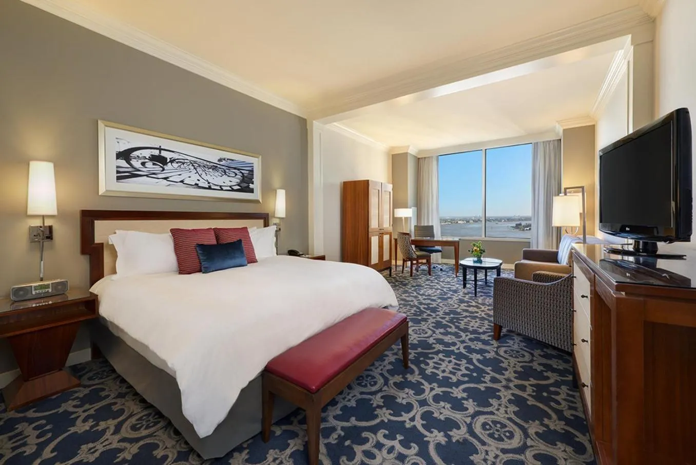 Photo of the whole room, Bed in Loews New Orleans Hotel