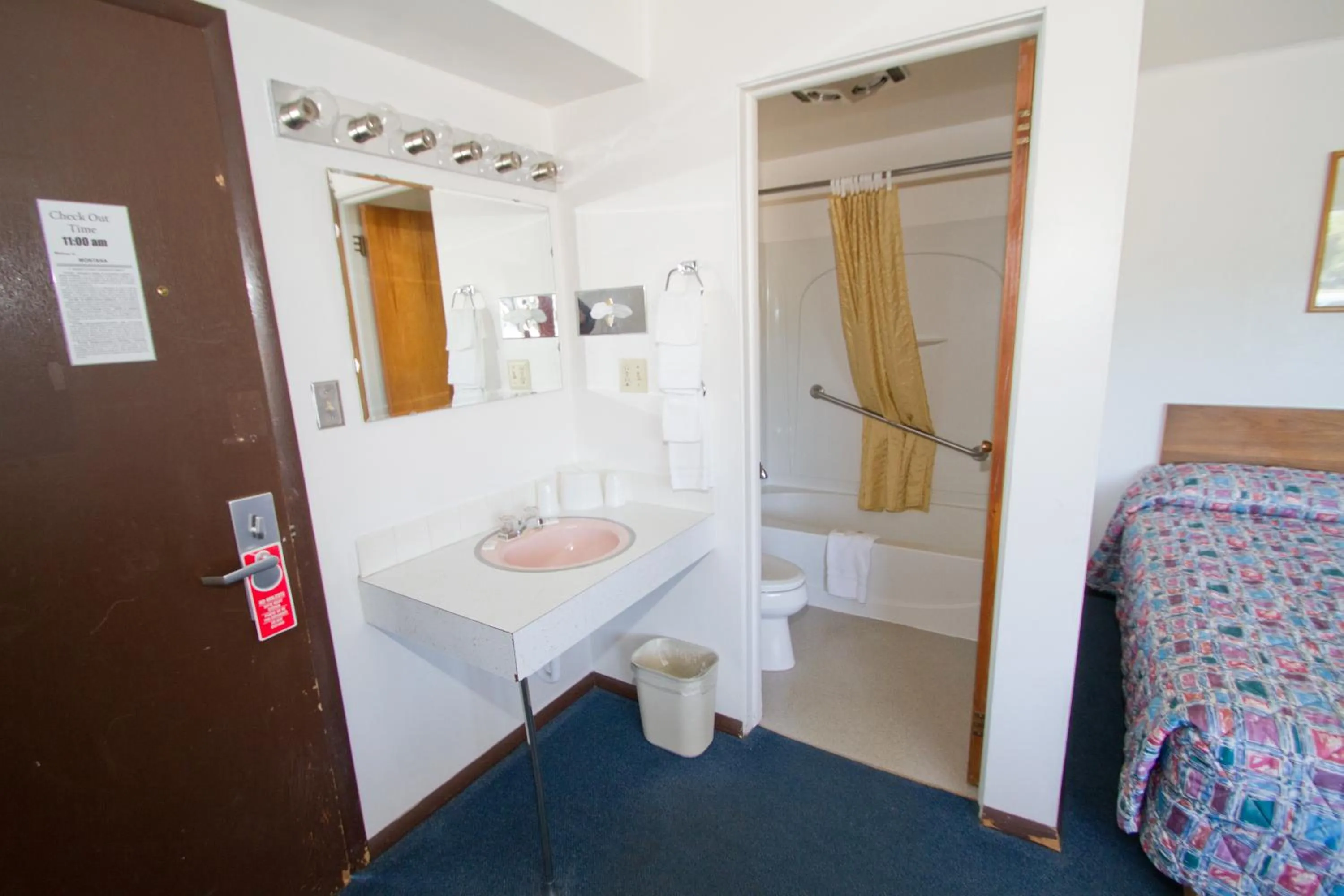 Bathroom in Brooks St. Motor Inn