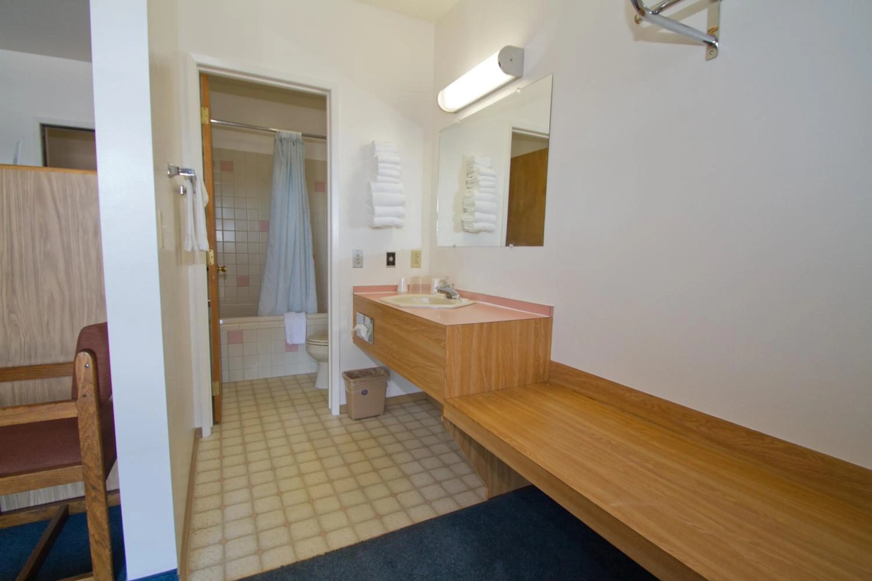 Bathroom in Brooks St. Motor Inn