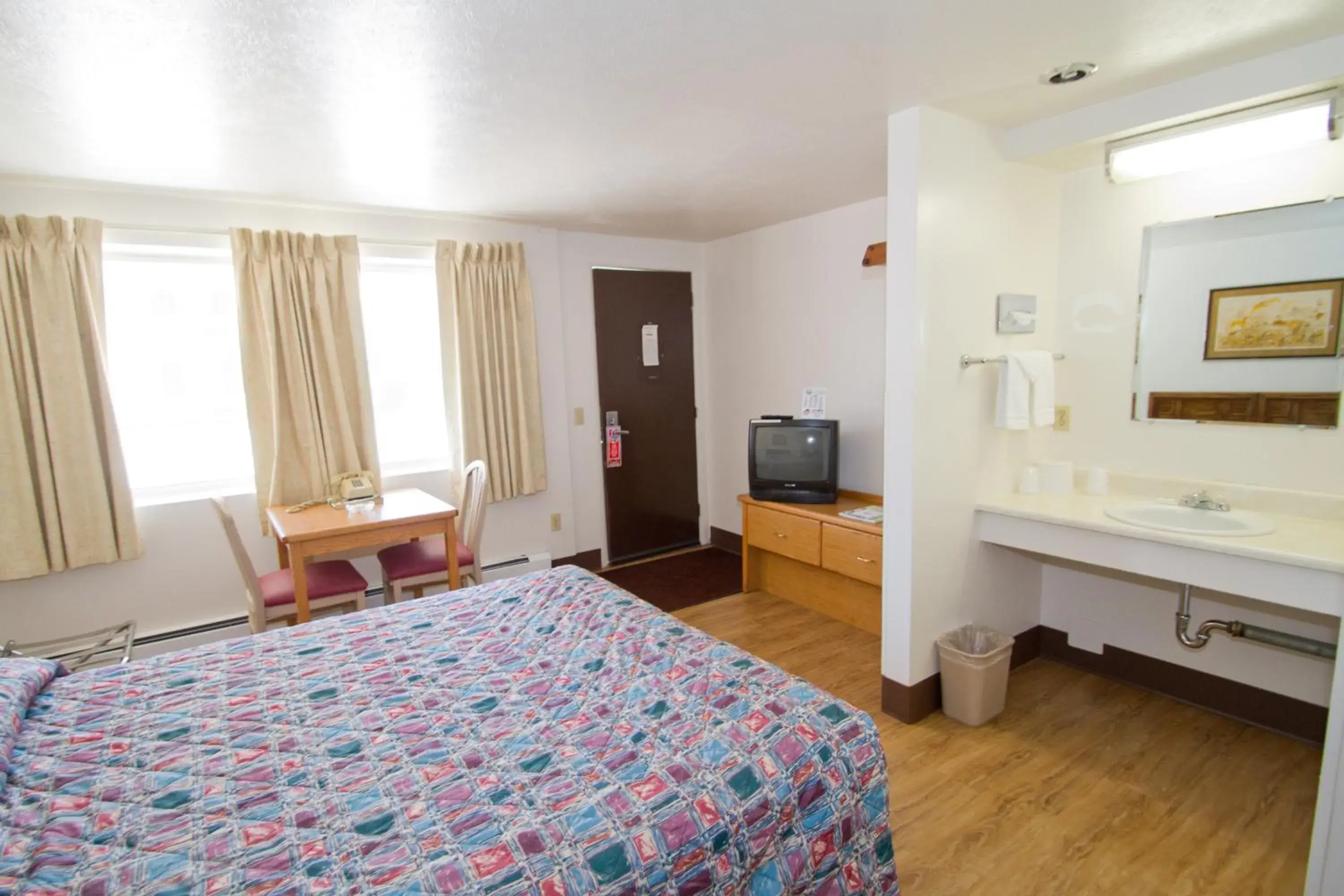 Photo of the whole room in Brooks St. Motor Inn Photo of the whole room in Brooks St. Motor Inn