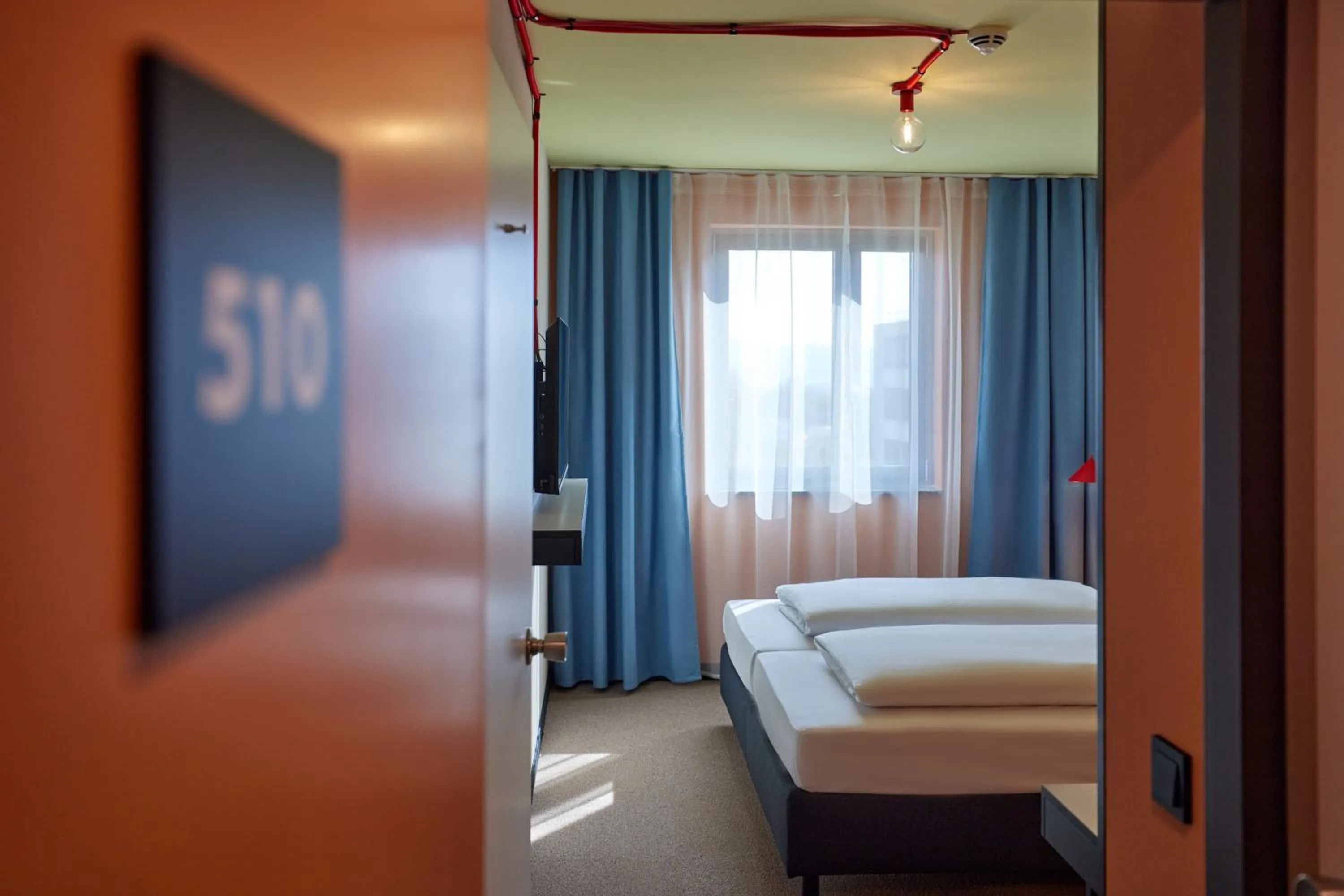 Photo of the whole room, Bed in McDreams Hotel Stuttgart-City