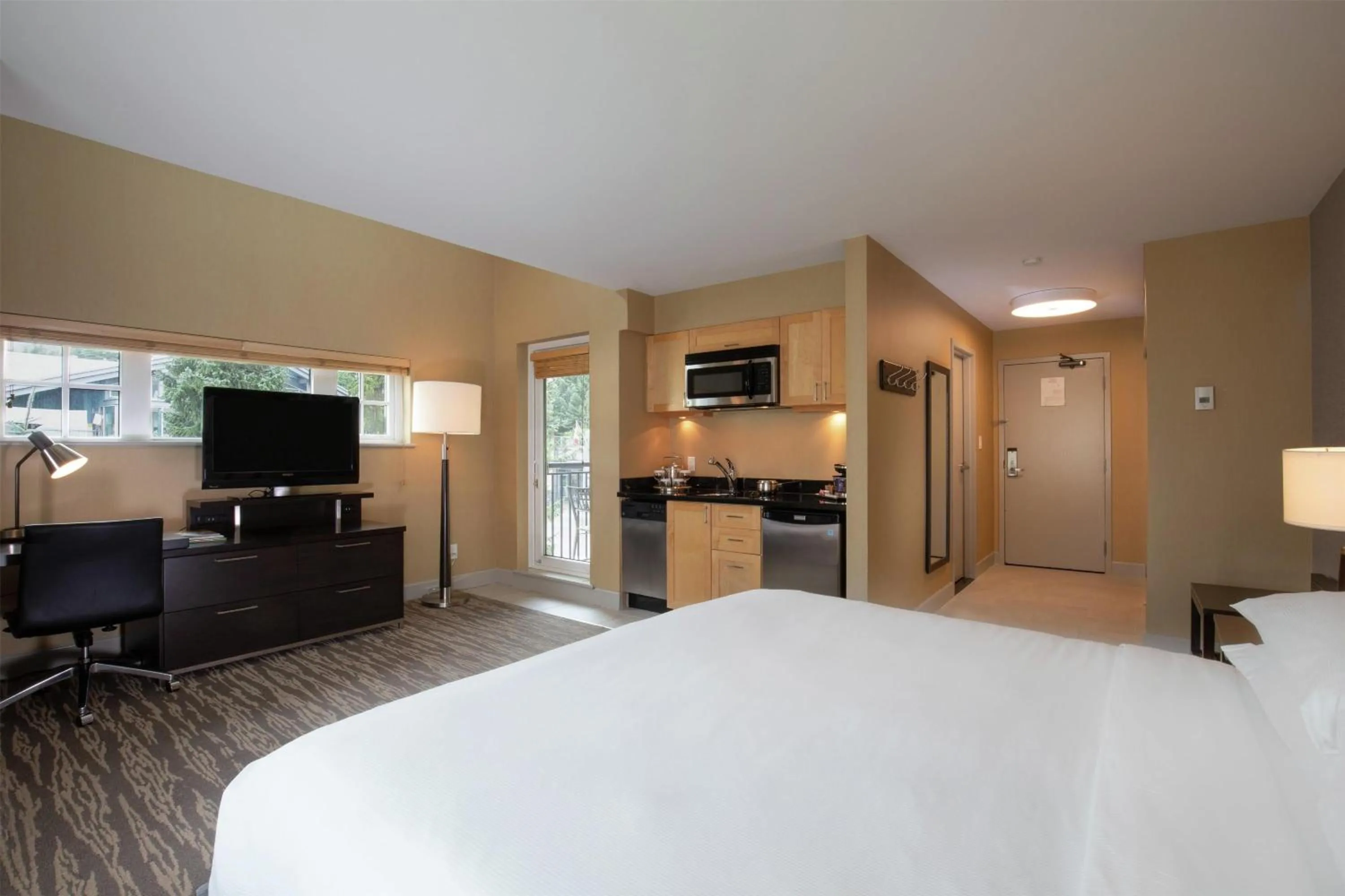 Bedroom, Bed in Hilton Whistler Resort & Spa