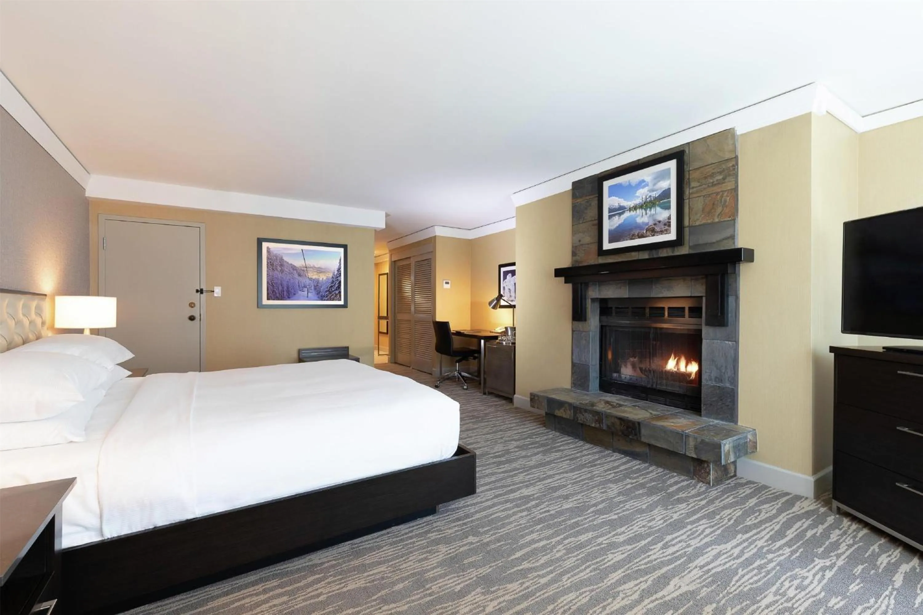 Bedroom, Bed in Hilton Whistler Resort & Spa