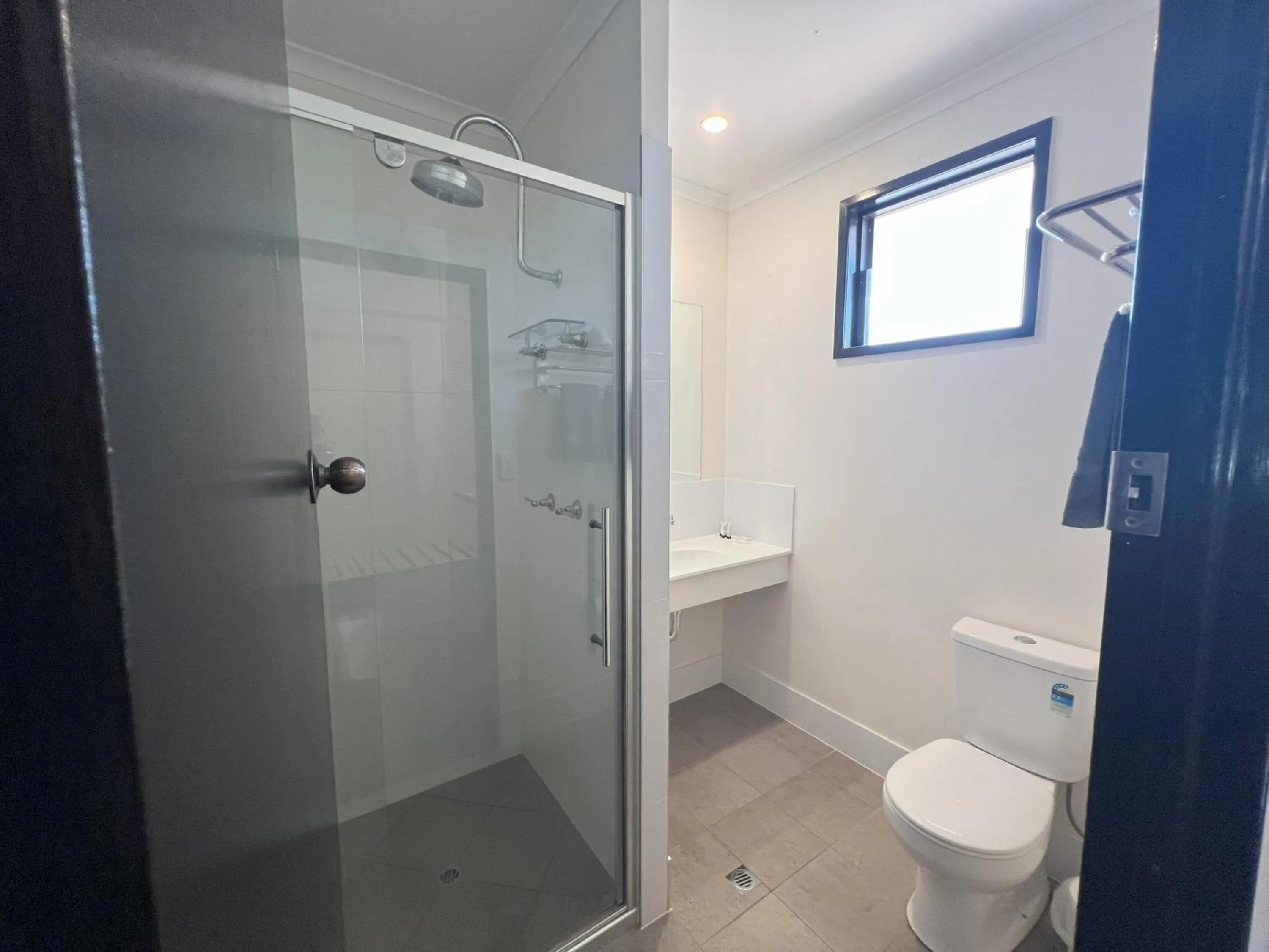 Bathroom in Albert Park Motor Inn