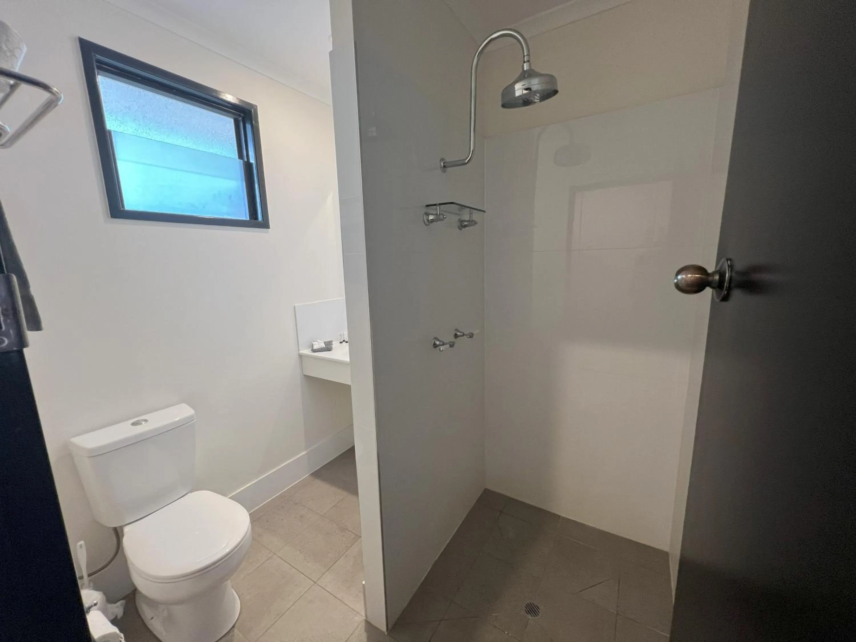 Bathroom in Albert Park Motor Inn