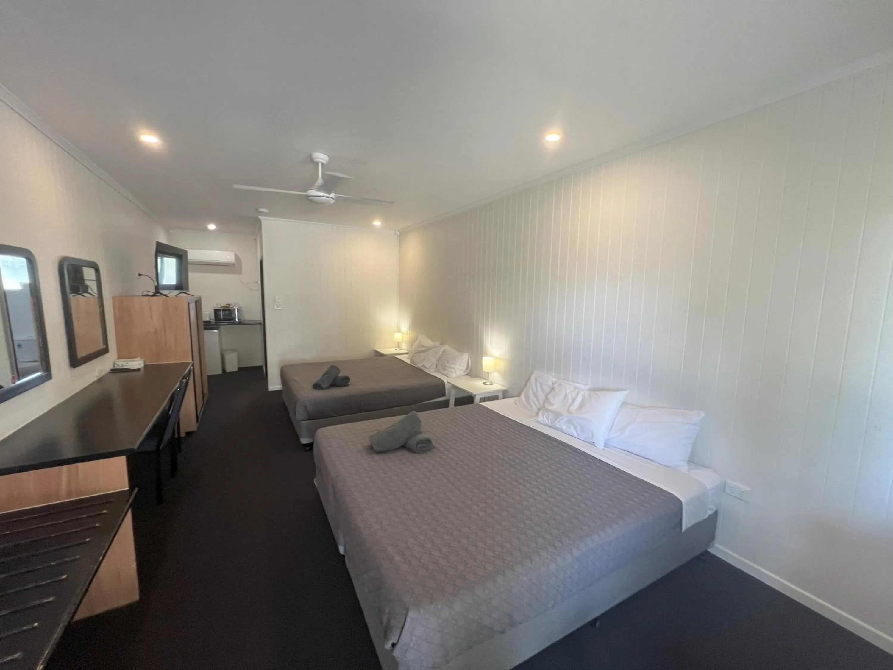 Bedroom, Bed in Albert Park Motor Inn