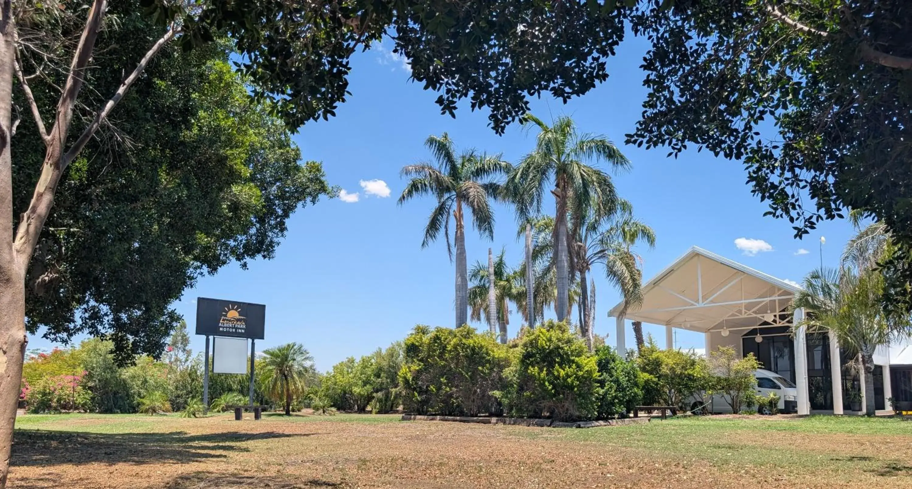 Deluxe King Room in Albert Park Motor Inn Deluxe King Room in Albert Park Motor Inn