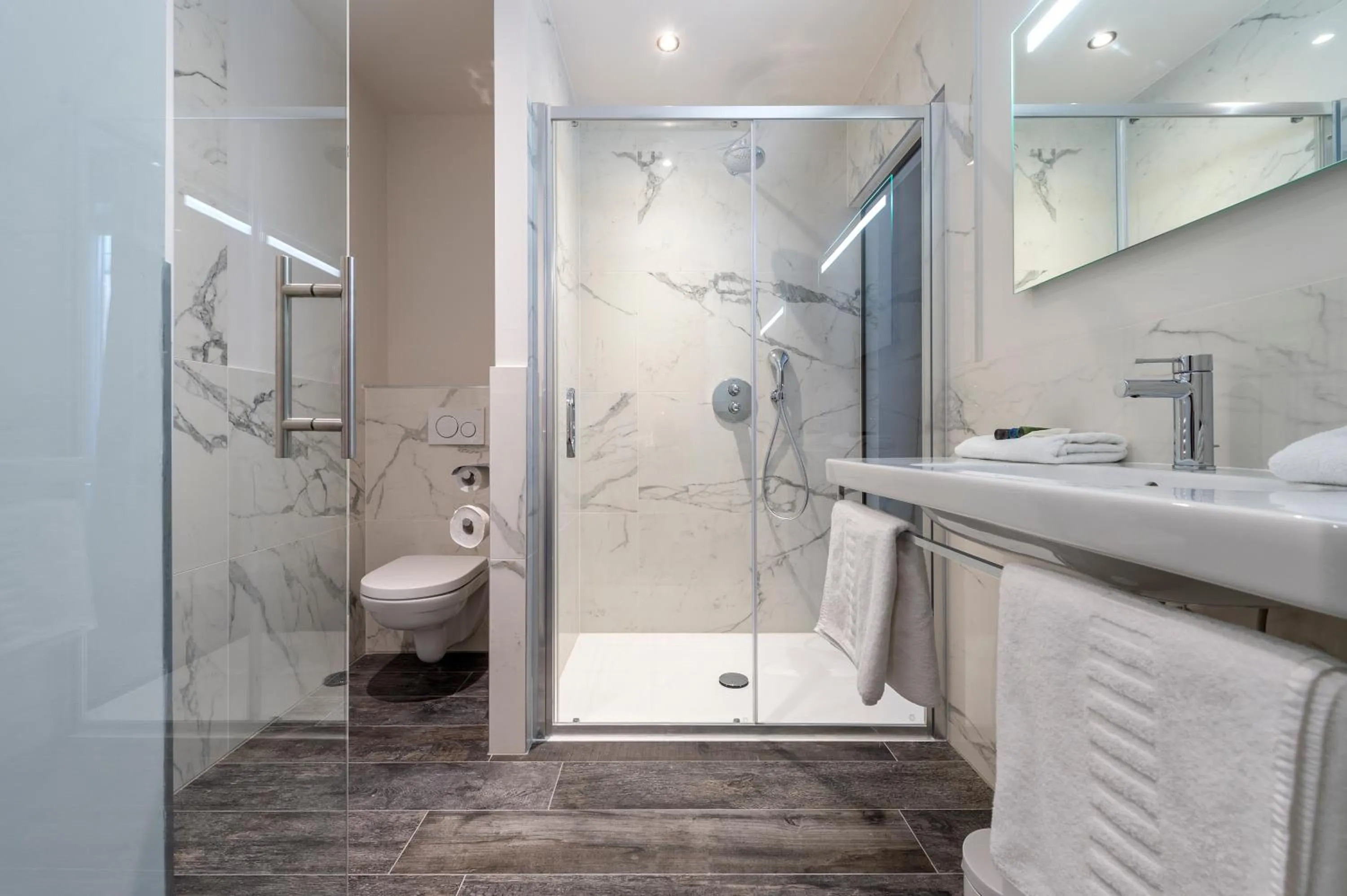 Shower in Hotel Monarc