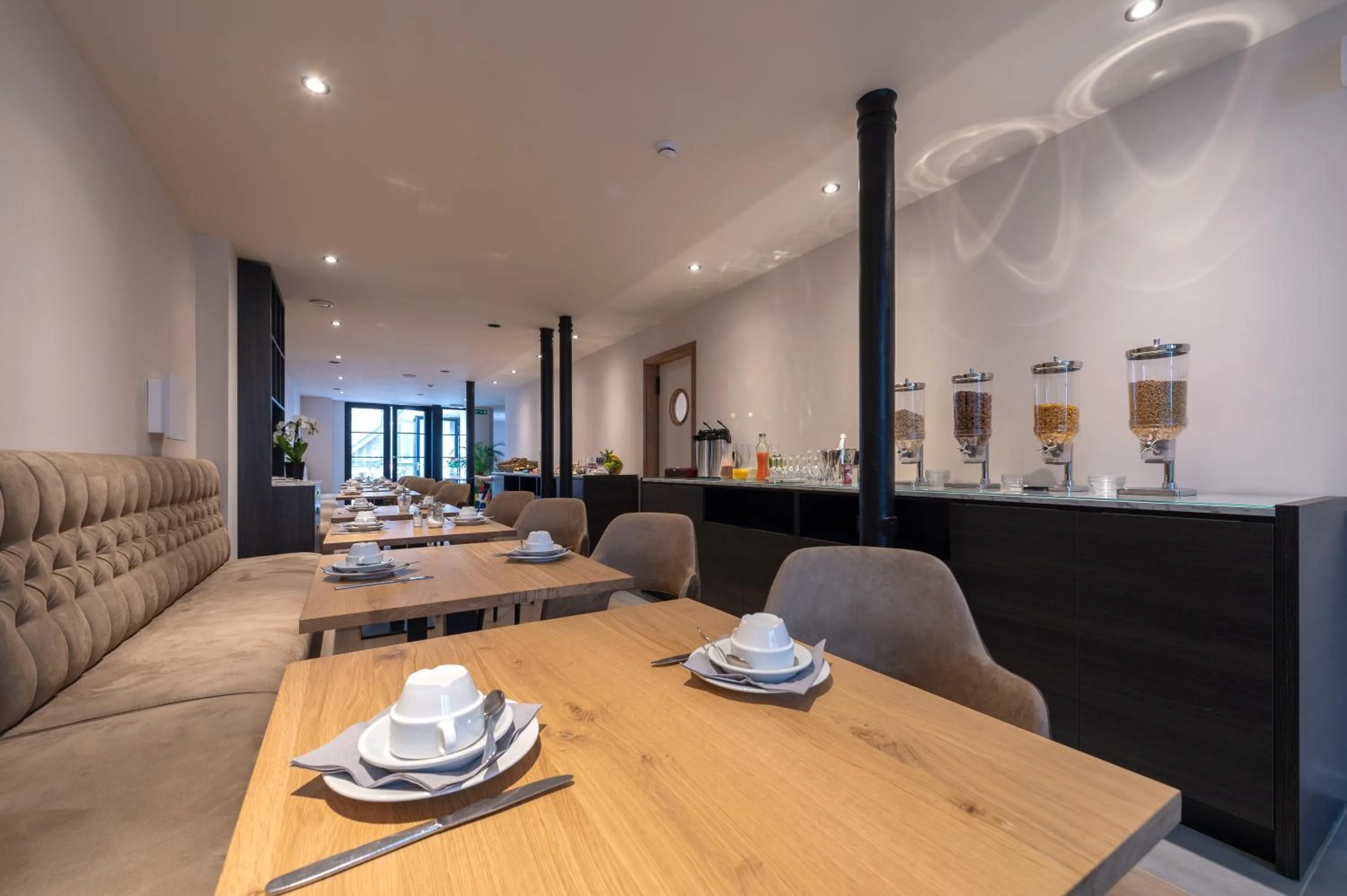 Restaurant/places to eat in Hotel Monarc