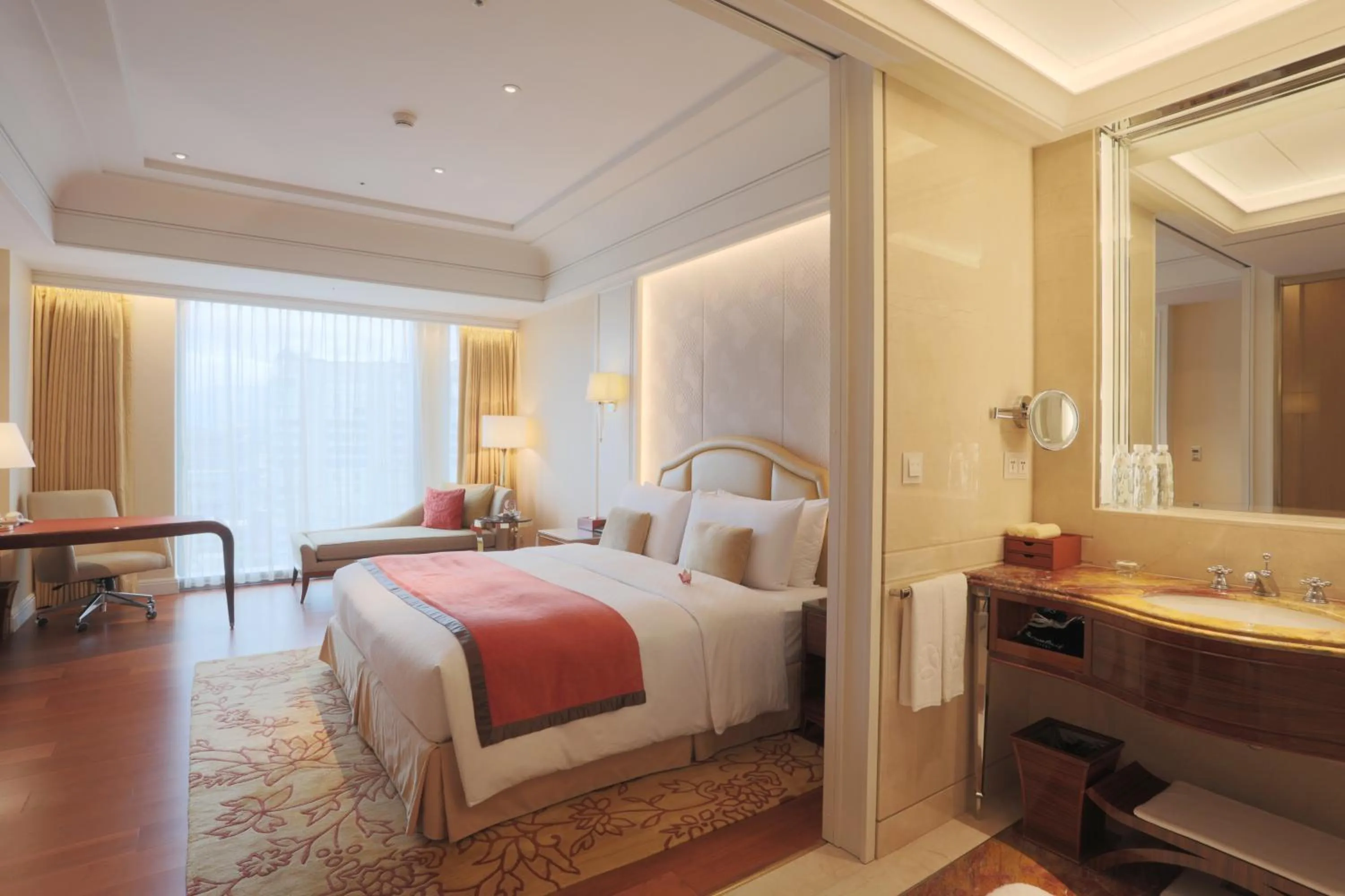 Photo of the whole room, Bed in The Okura Prestige Taipei