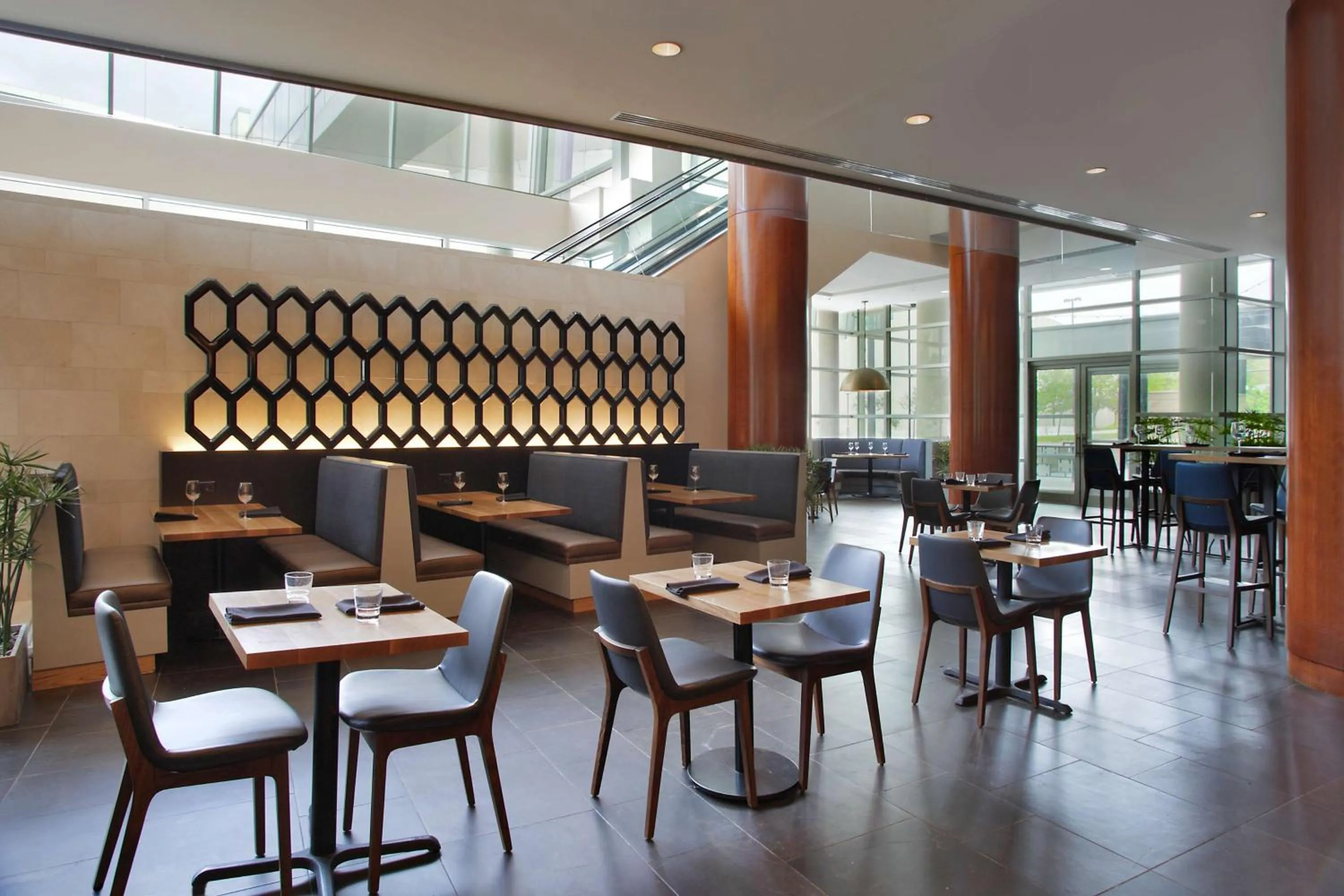 Lounge or bar in Hilton Omaha