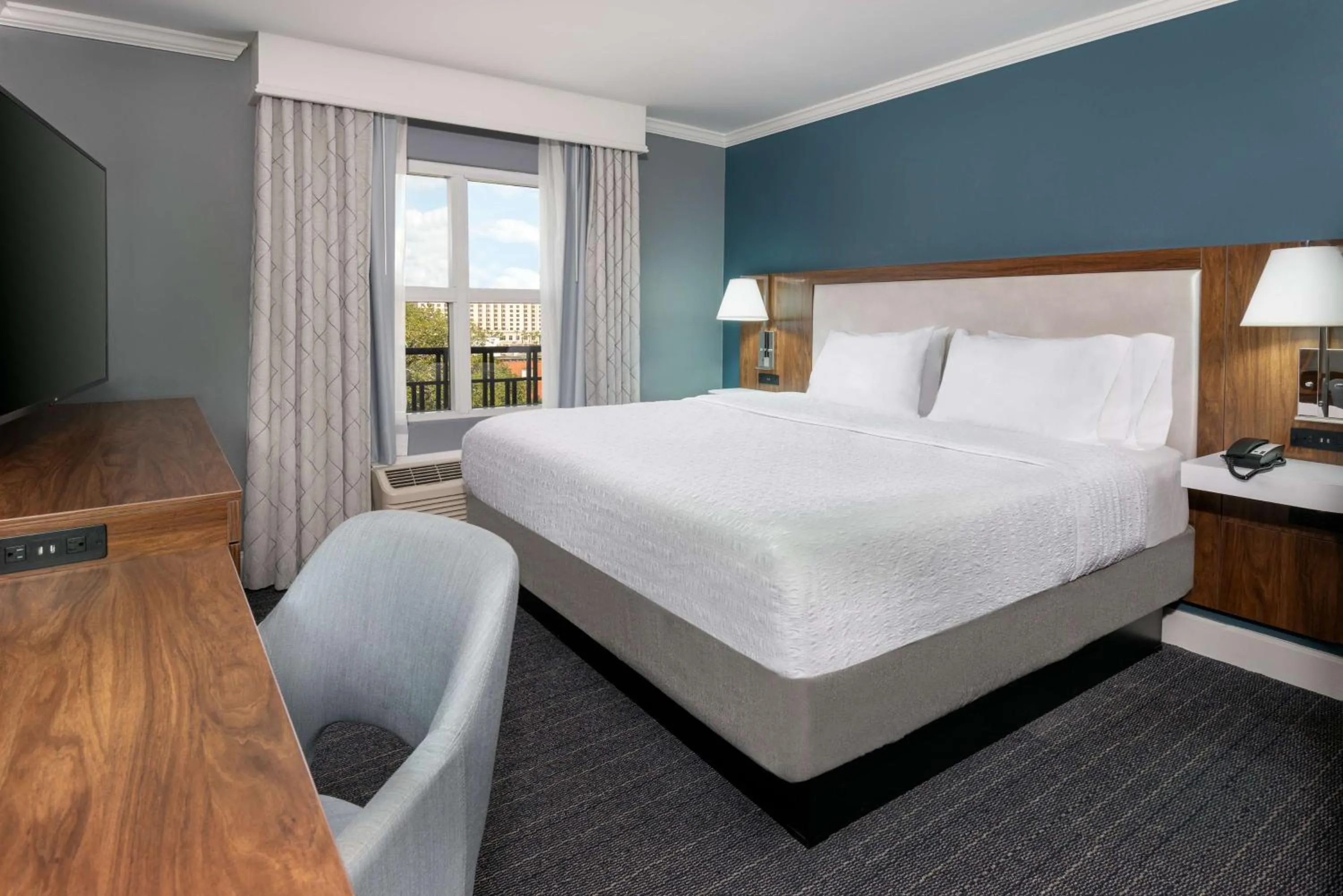 Bed in Hampton Inn Savannah Historic District