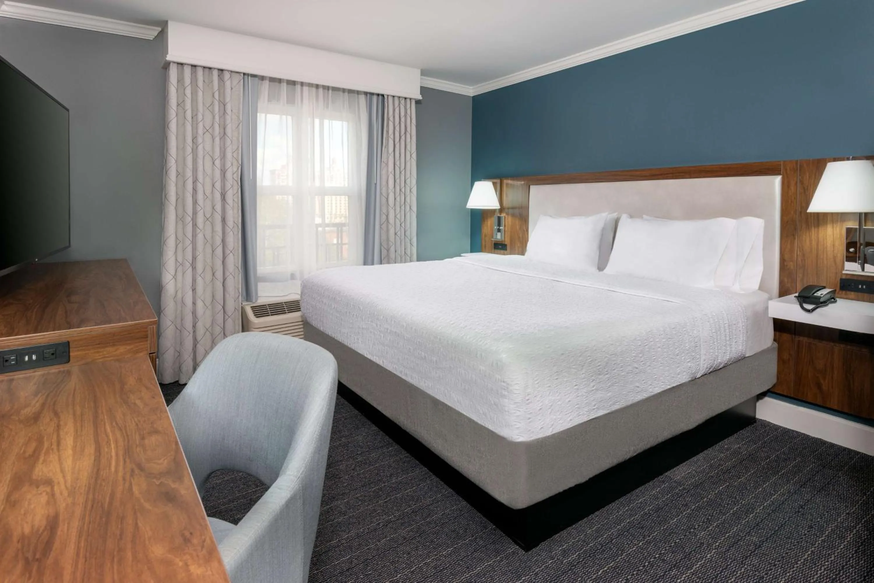 Bed in Hampton Inn Savannah Historic District