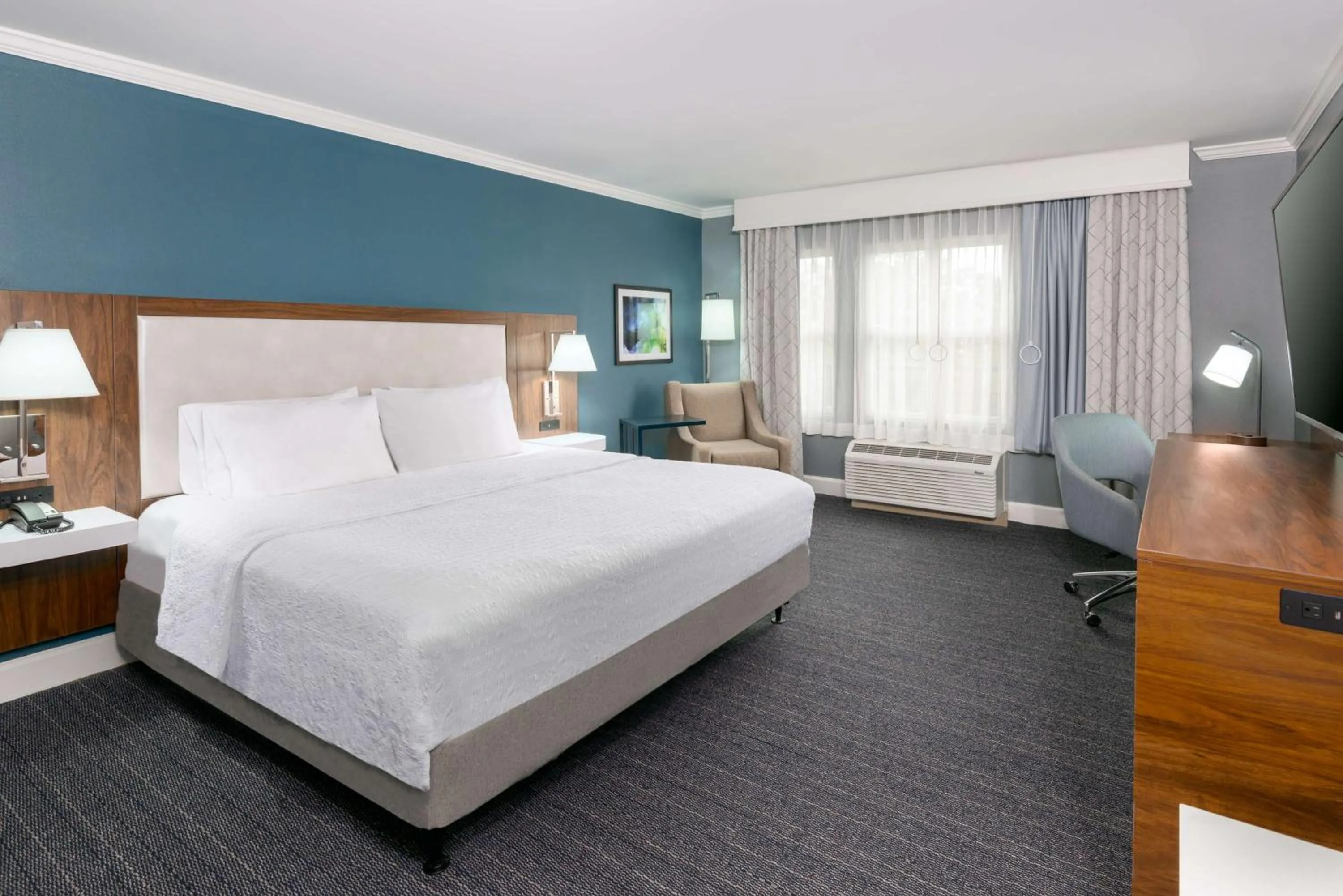 Bed in Hampton Inn Savannah Historic District