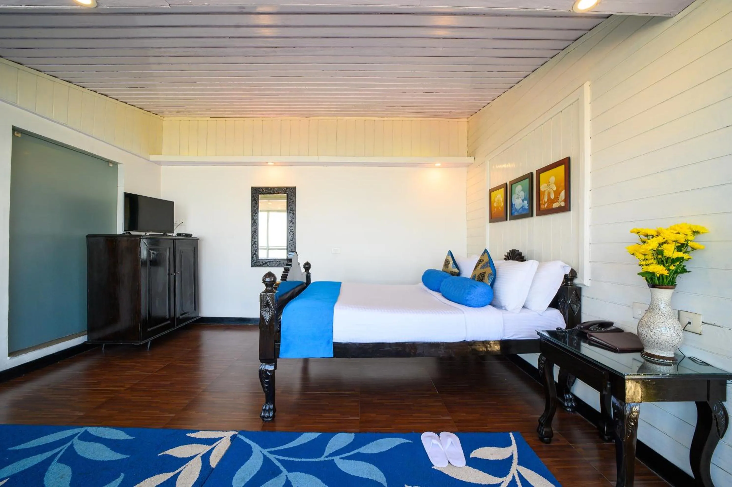 Bedroom, Bed in Sinclairs Darjeeling