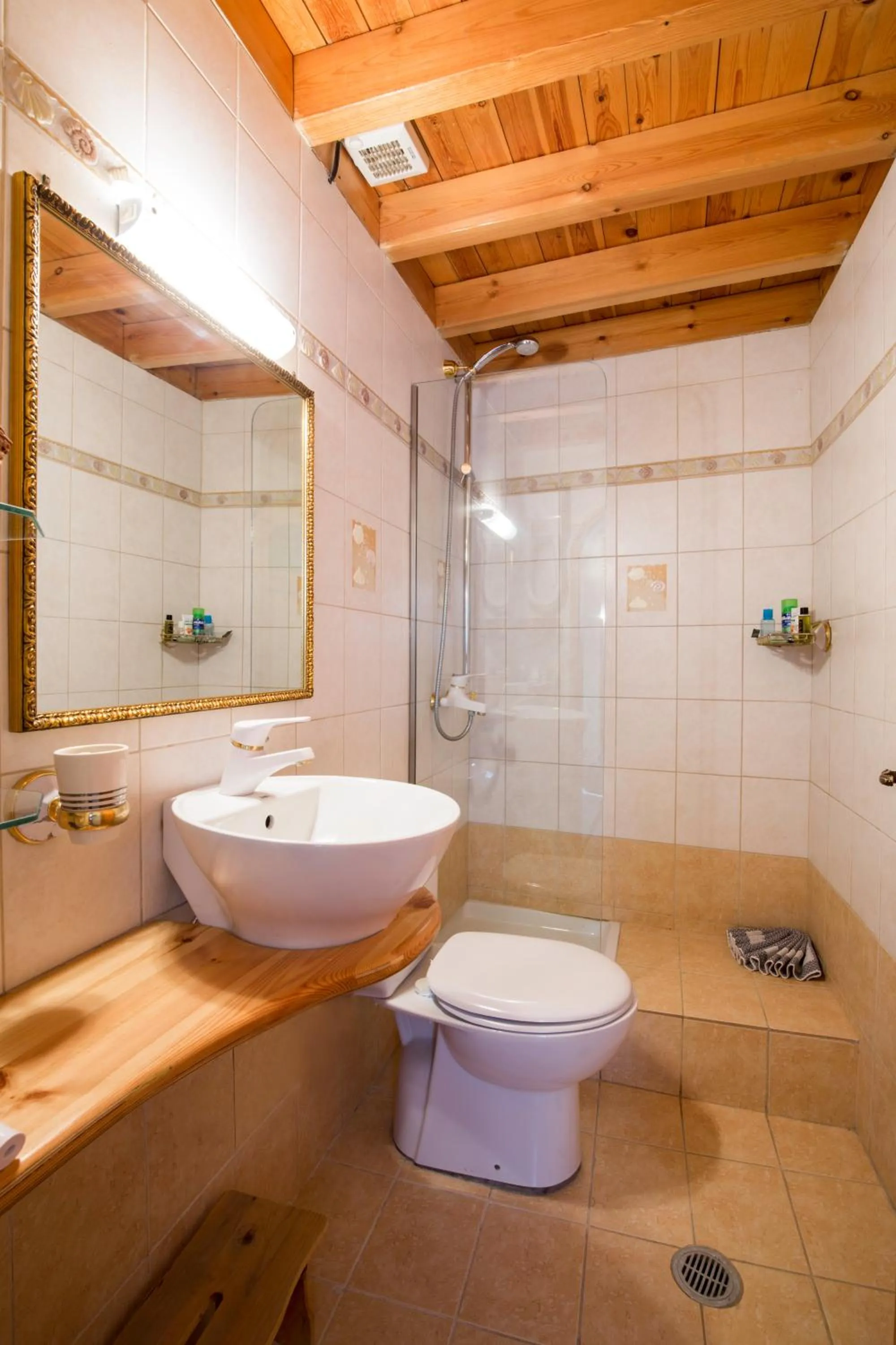 Bathroom in Camelot Traditional & Classic Hotel